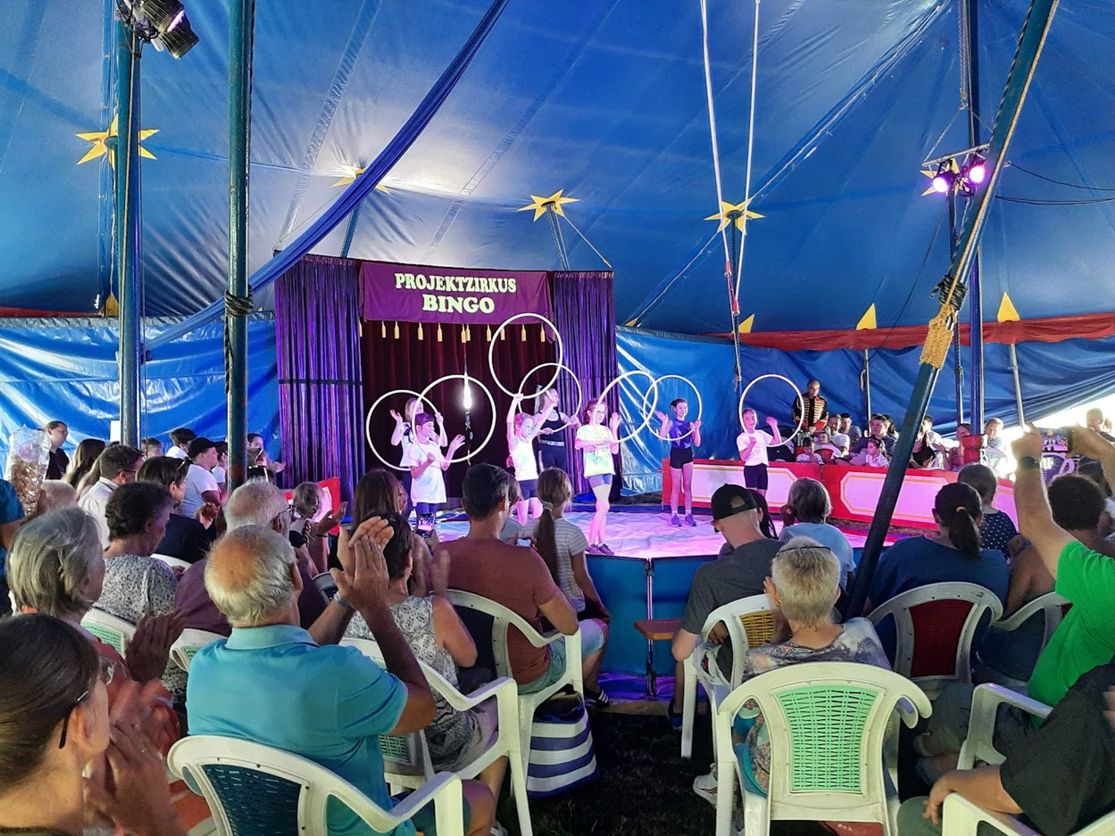 Szene aus der Vorstellung des Projektzirkusses „Bingo“ während des Sommerferien-Programms.