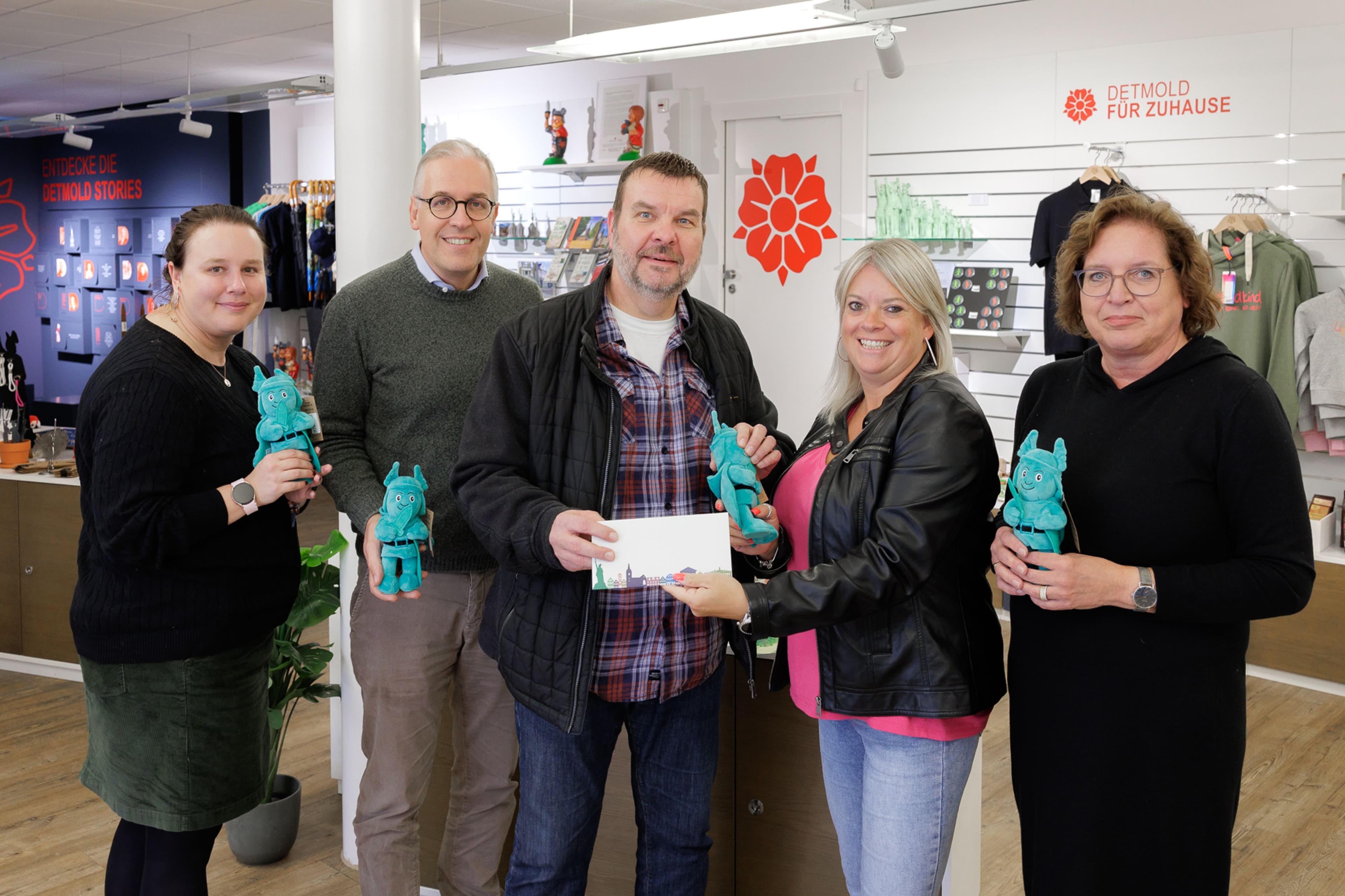 Namensvorstellung der Plüschfigur Hermannix mit Team und Gewinnern in Detmold.