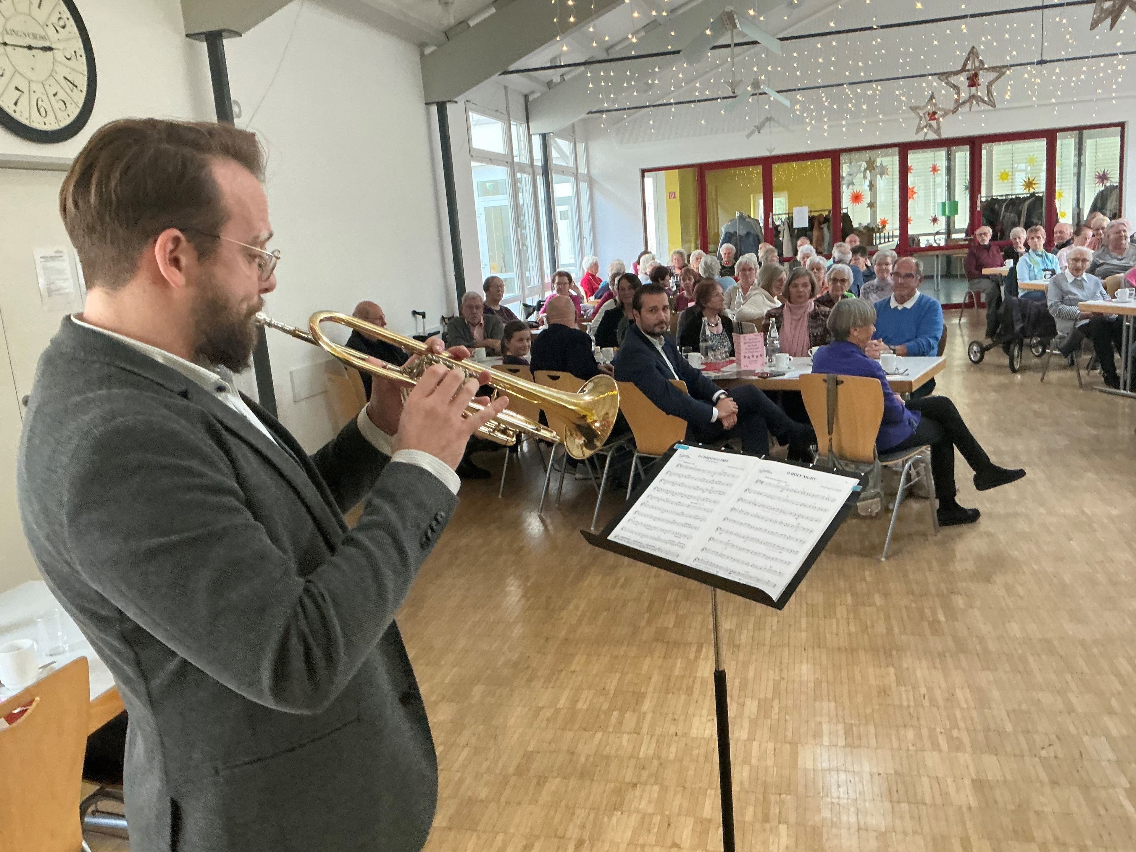 Archivbild der Senioren-Weihnachtsfeier im Vorjahr zeigt festlich gedeckten Saal.