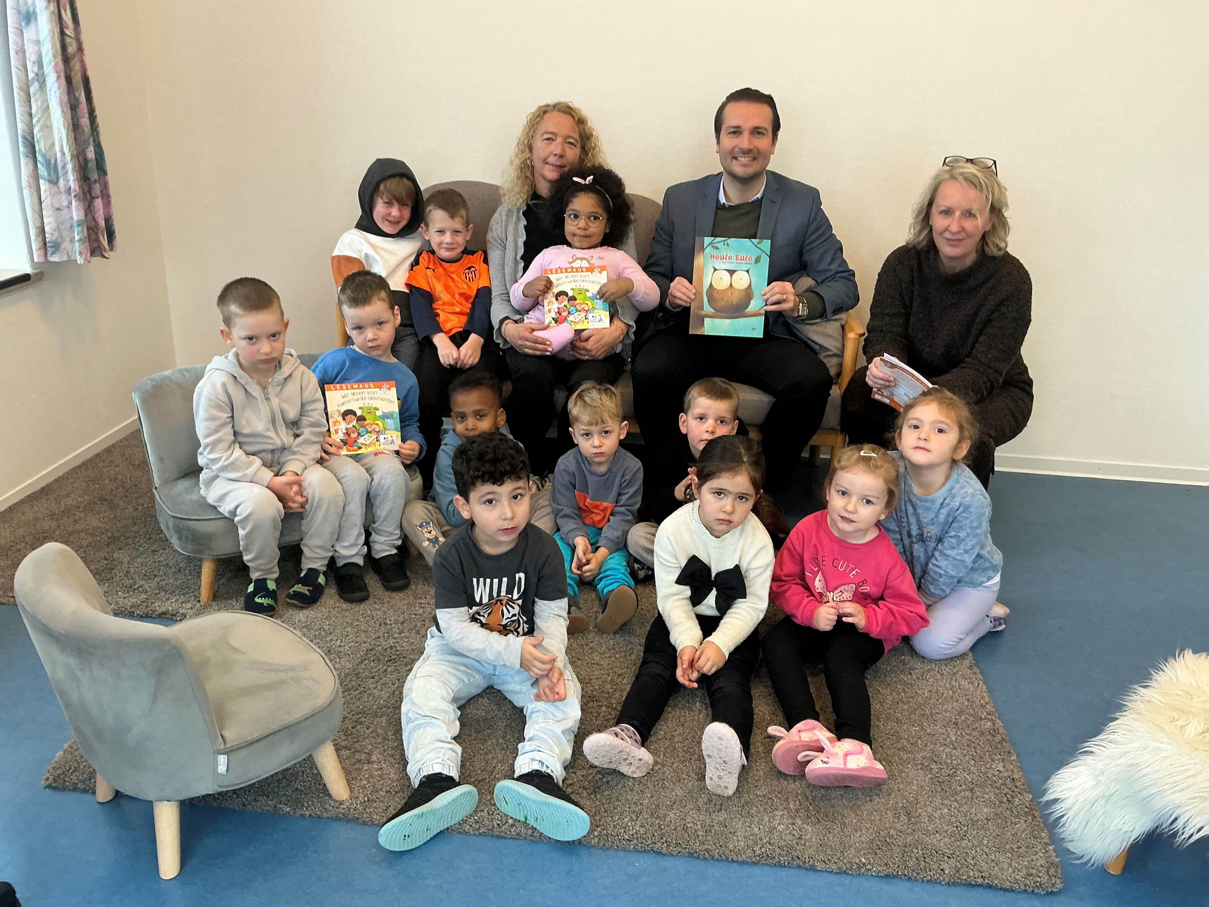 Oberbürgermeister Adrian Sonder liest am Vorlesetag im Kindergarten Martinskirche vor.