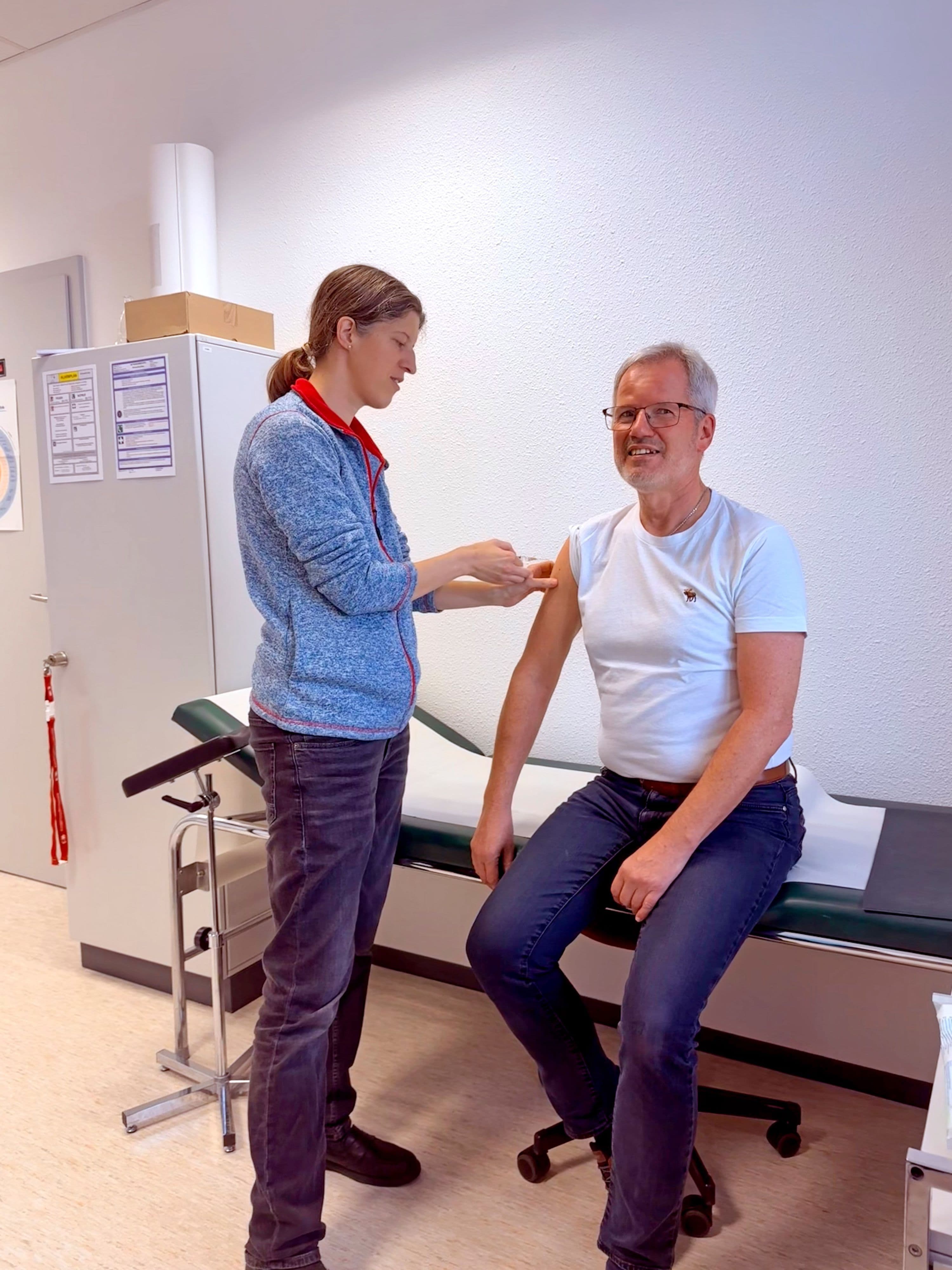 Dr. Sophie Ruhrmann impft Gesundheitsdezernenten Frank Ide gegen das Influenza-Virus.