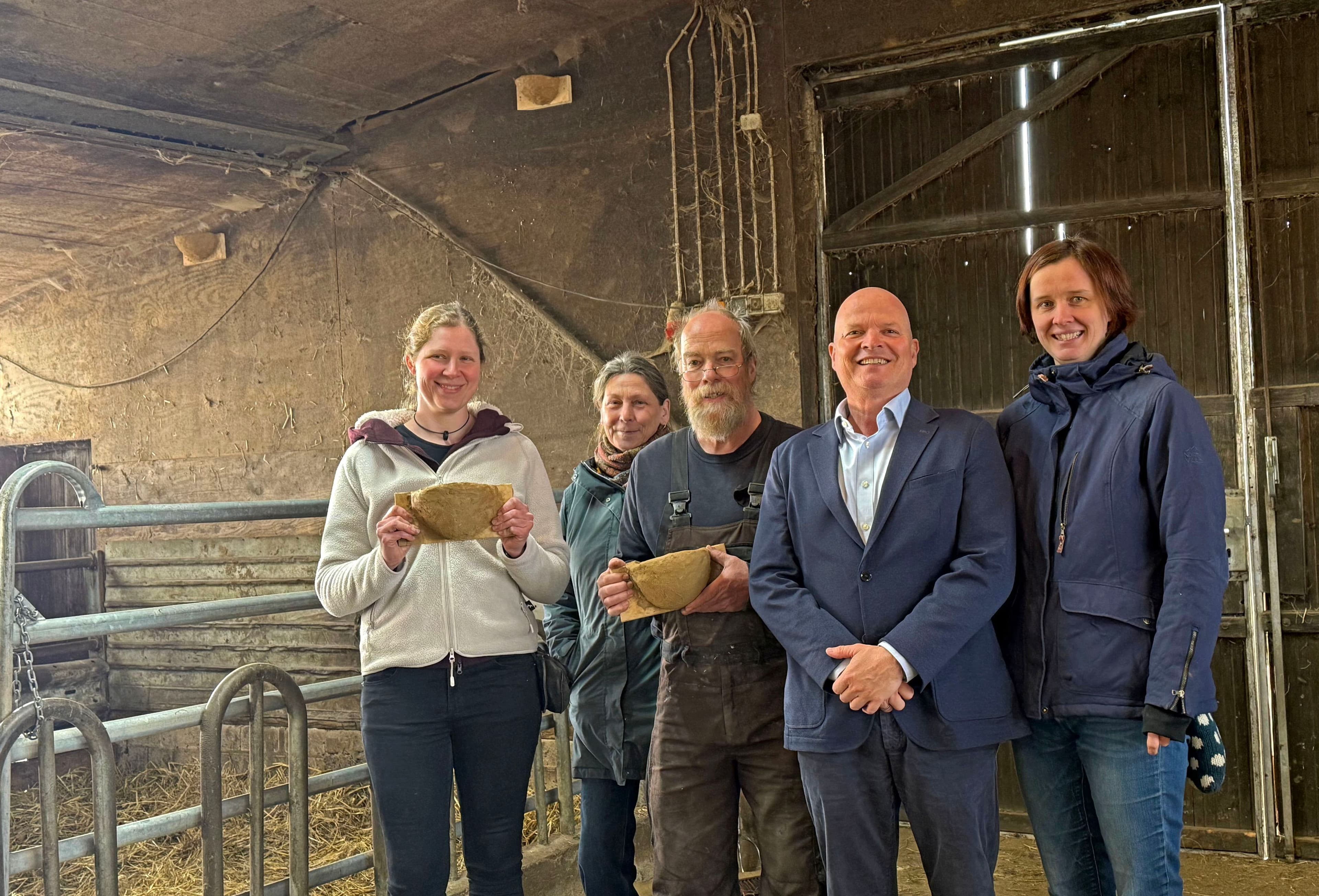 Im Rinderstall von Helen Hornischer hängen neue, künstliche Nisthilfen neben den natürlichen Rauchschwalben-Nestern, gefördert durch den Landkreis Gießen.