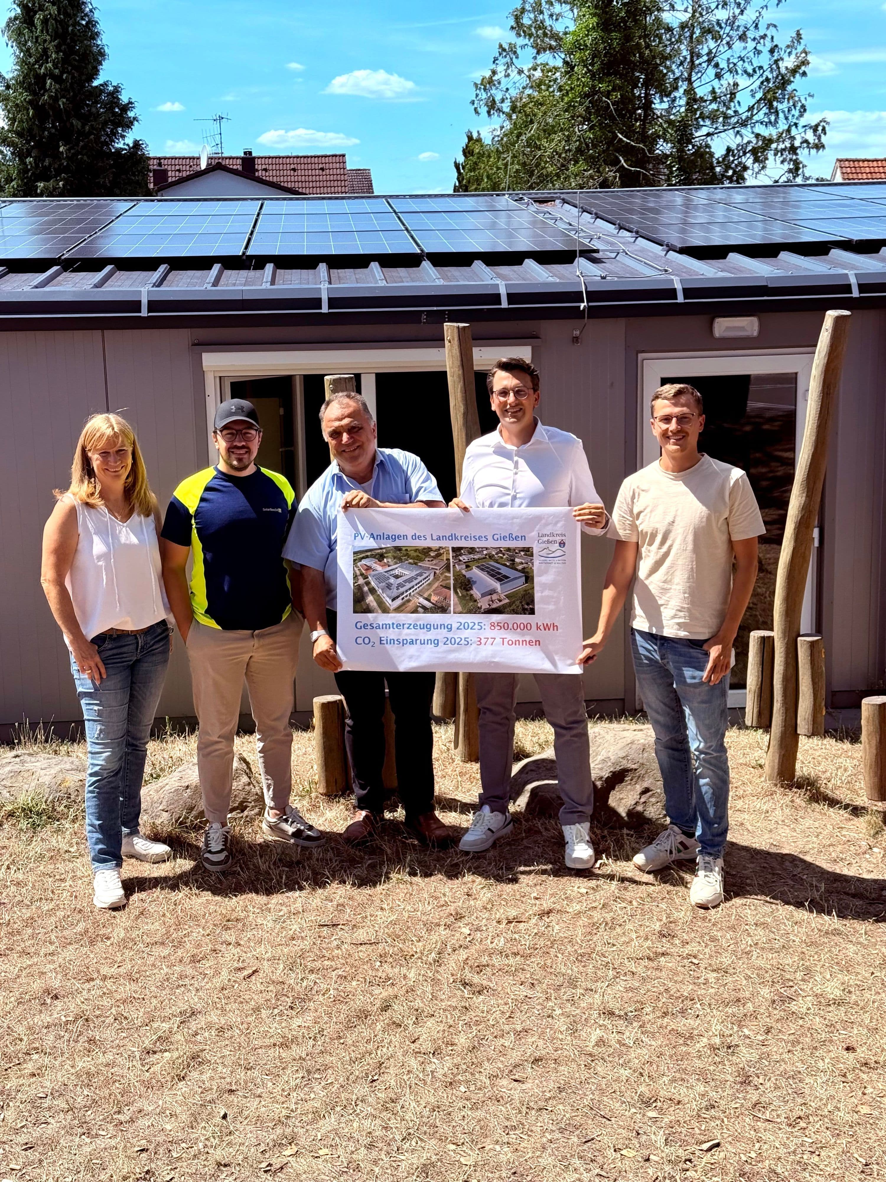 Dezernent Christopher Lipp und Team besichtigen neue Photovoltaik-Anlage an der Lückbachschule.