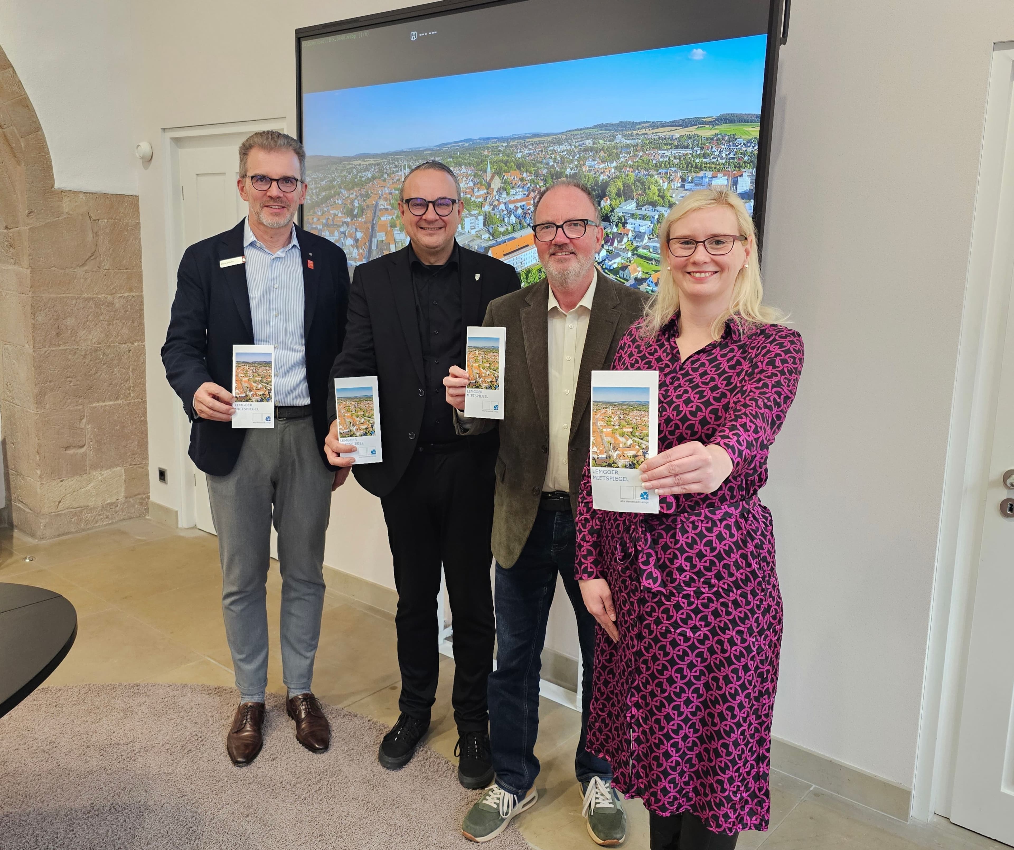 Sparkasse Lemgo, Bürgermeister Markus Baier und Vereinsvertreter präsentieren den neuen Mietspiegel.