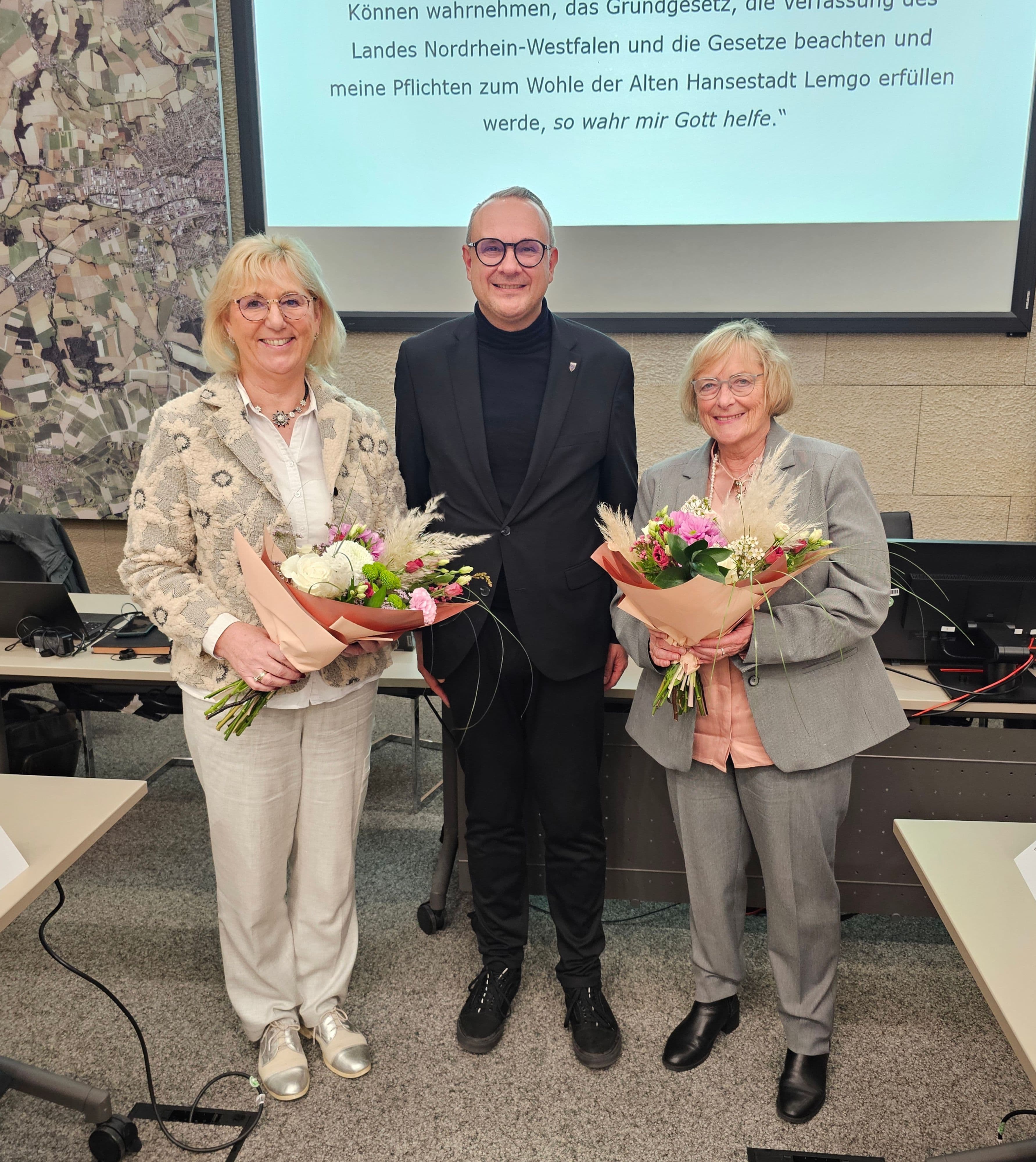 Bürgermeister Markus Baier gratuliert den stellvertretenden Bürgermeisterinnen Andrea Freitag und Heike Busse.