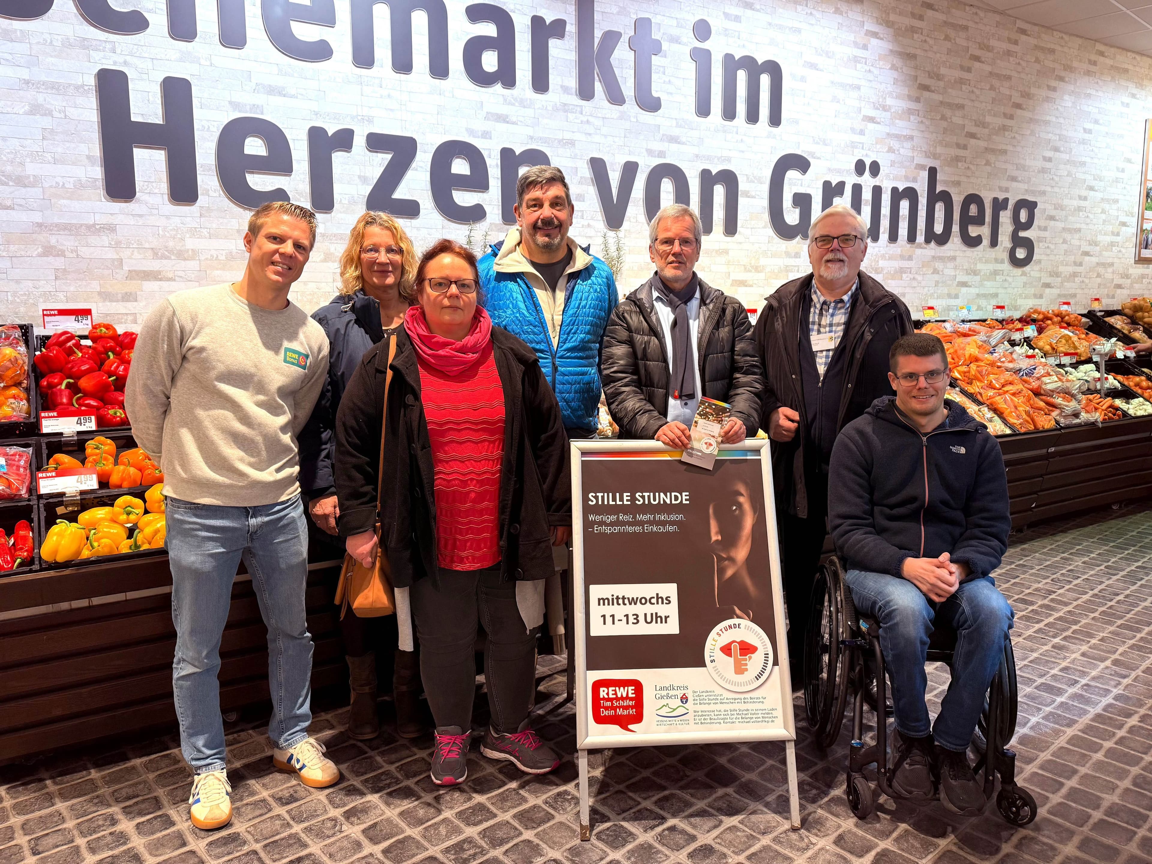 Sozialdezernent Frank Ide und REWE-Kaufmann Tim Schäfer führen die Stille Stunde im Supermarkt Grünberg ein.