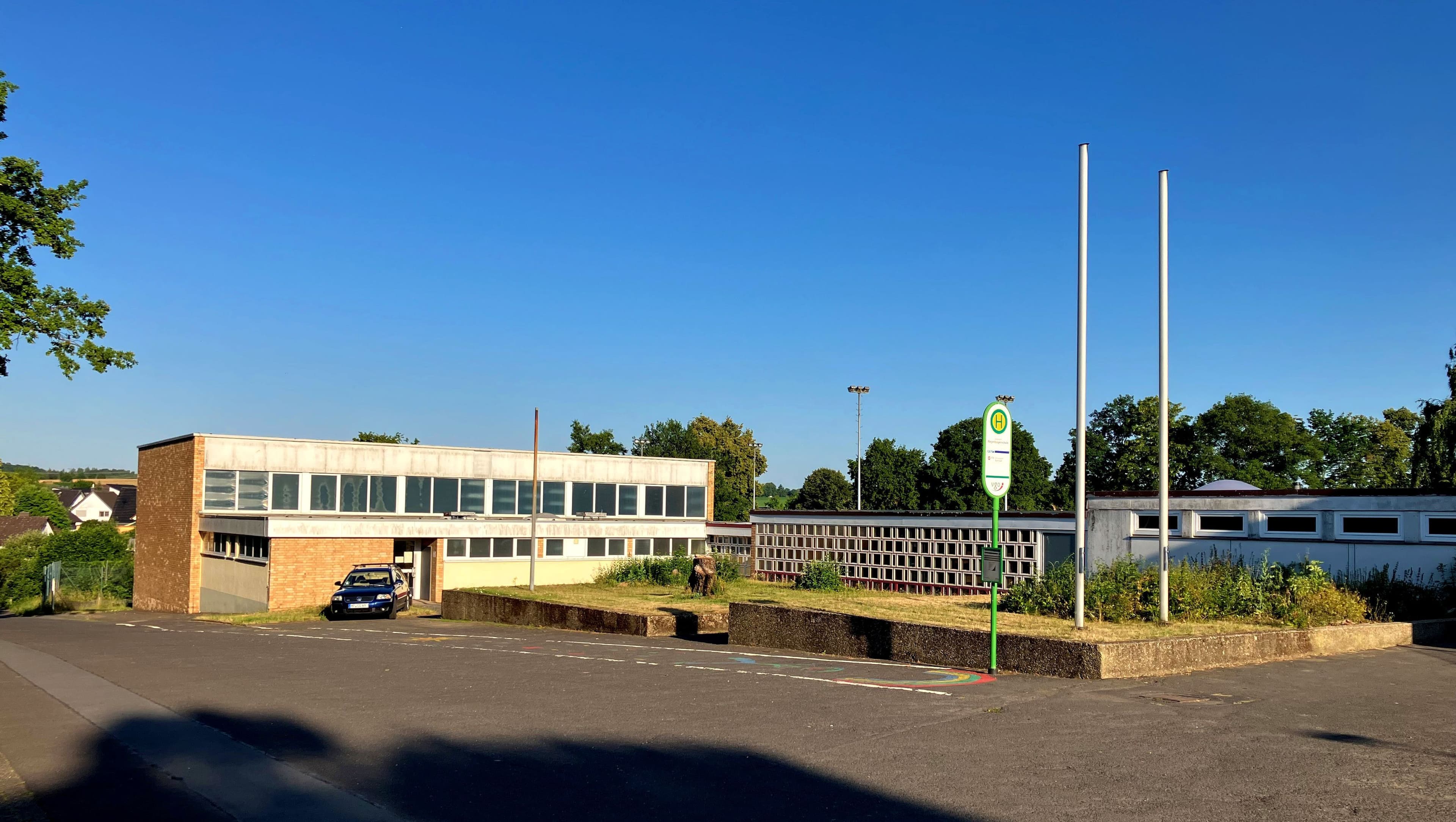Die alte Sporthalle der Regenbogenschule in Holzheim wird abgerissen und durch eine moderne Multifunktionshalle ersetzt.