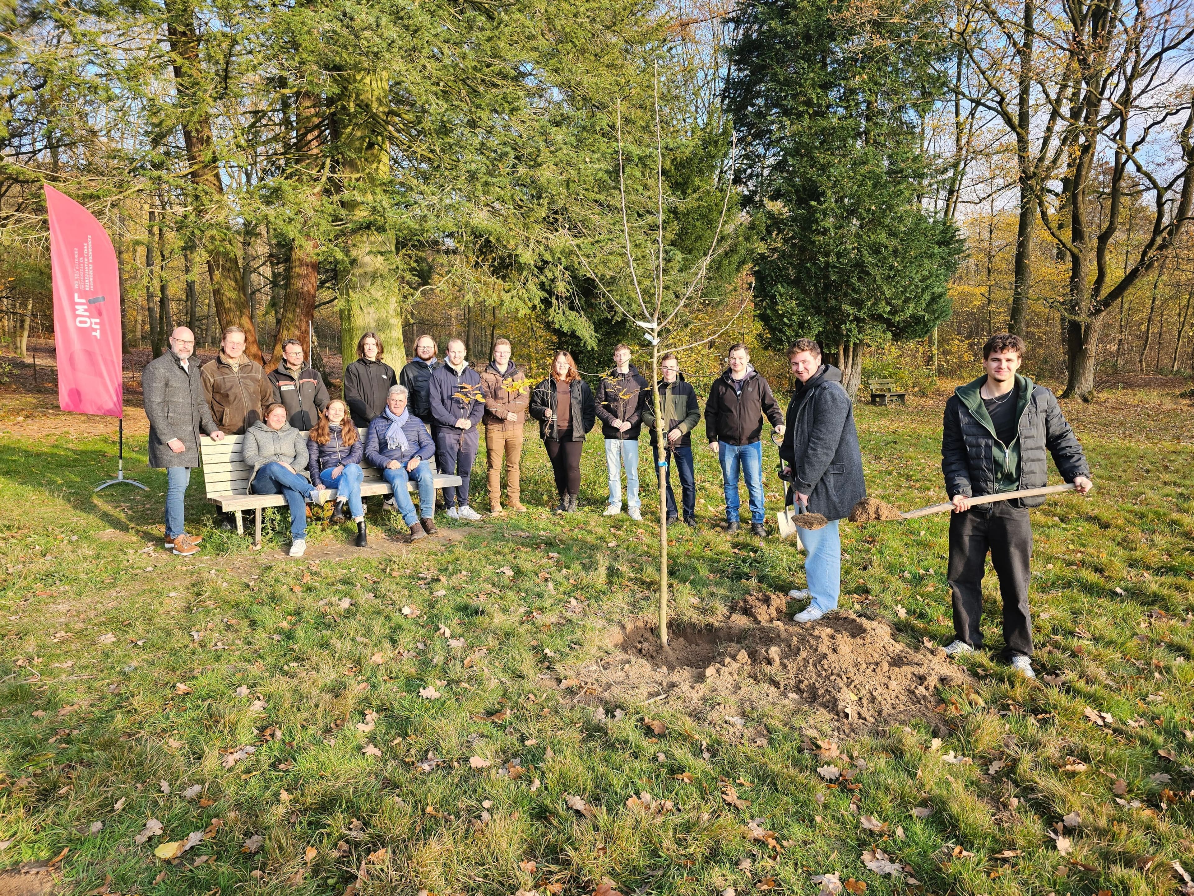 Drei Apfelbäume am Waldrand in Lüerdissen markieren den Beginn der Baumspende für den Lemgoer Stadtwald.