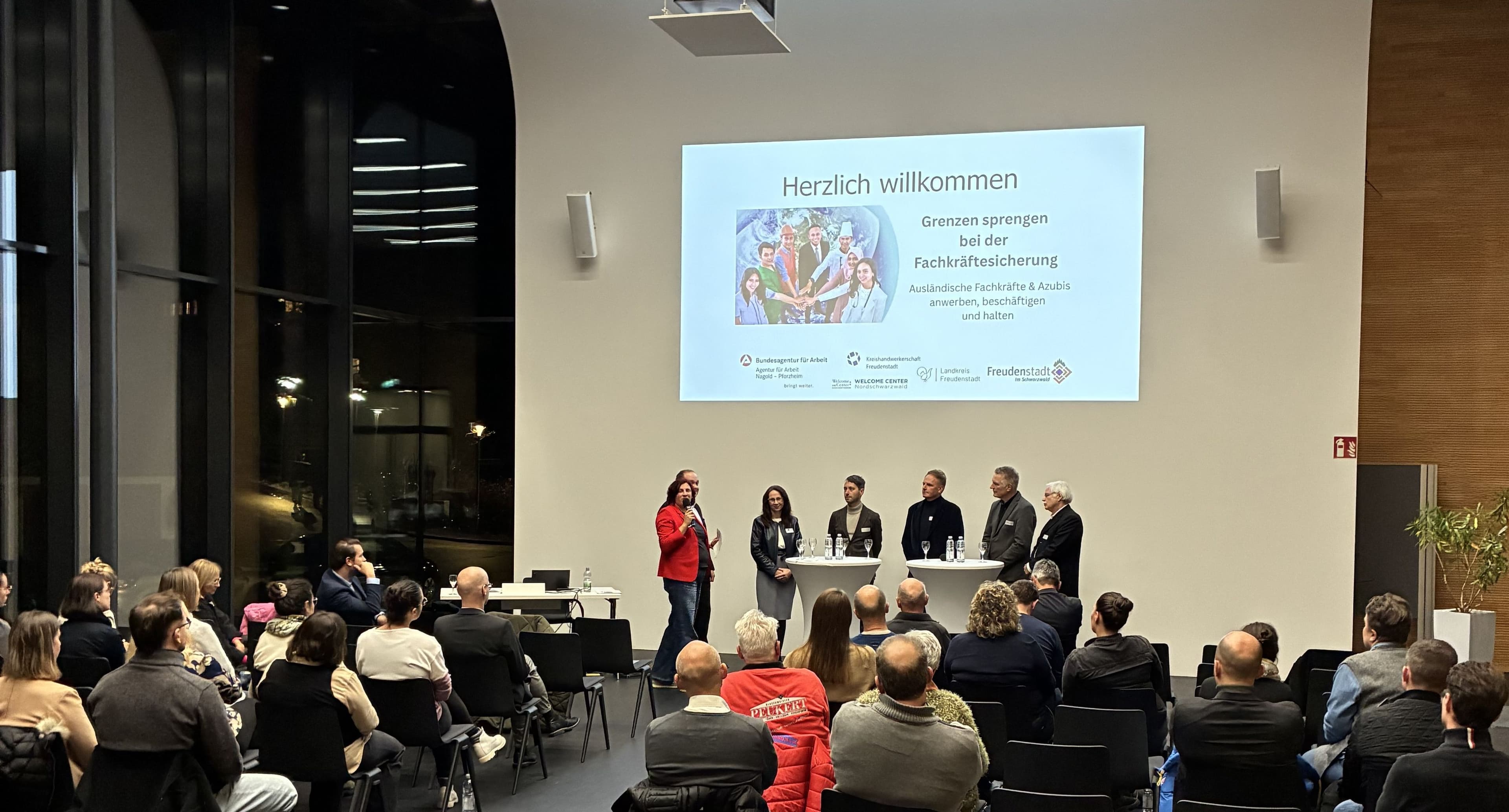 Diskussionsrunde zur Fachkräftesicherung mit Vertreterinnen und Vertretern aus Wirtschaft und Verwaltung am Campus Schwarzwald.