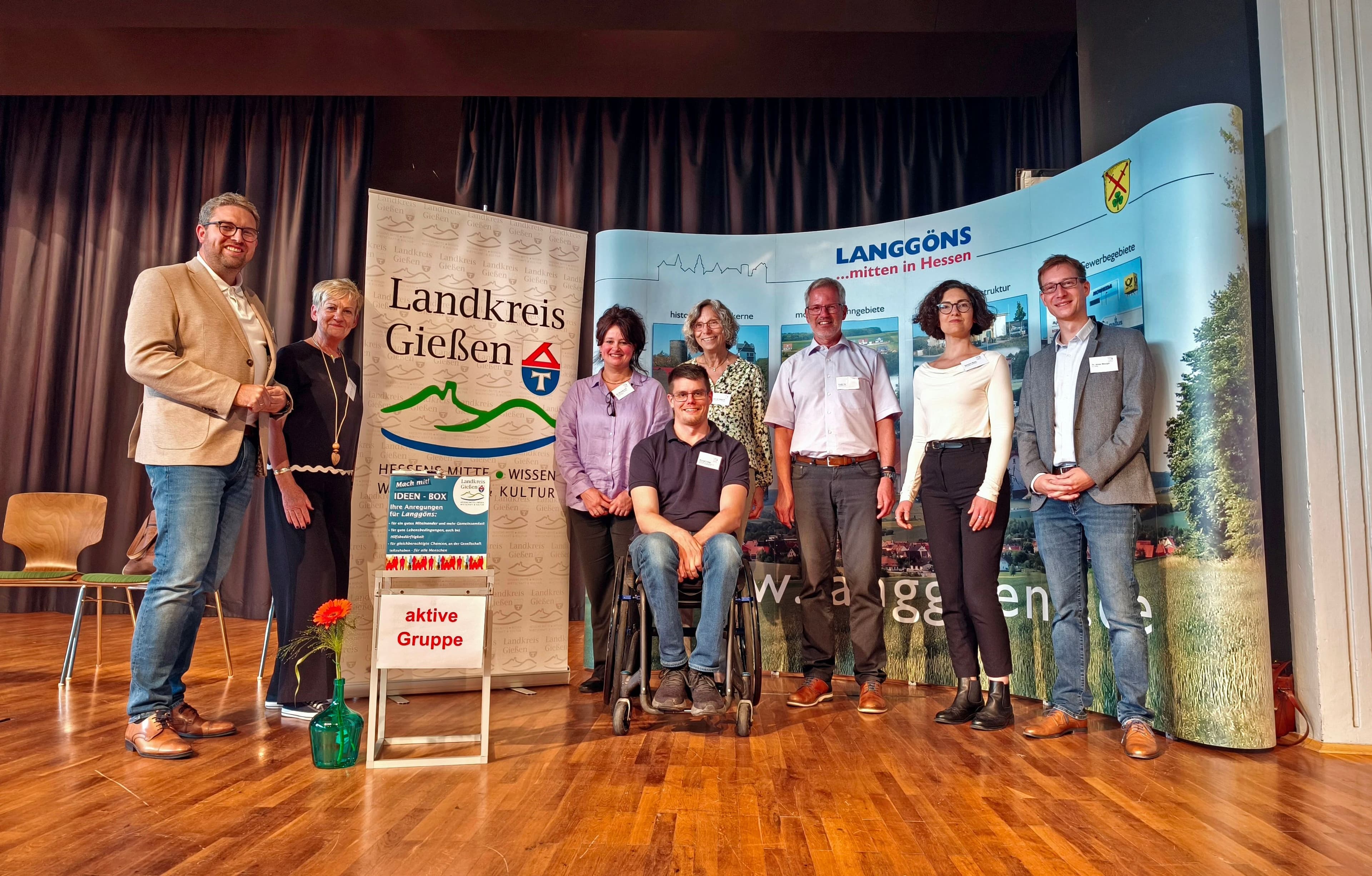 Dr. Michaela Fink stellt die Projektergebnisse als Beauftragte im Bürgerhaus Lang-Göns vor.
