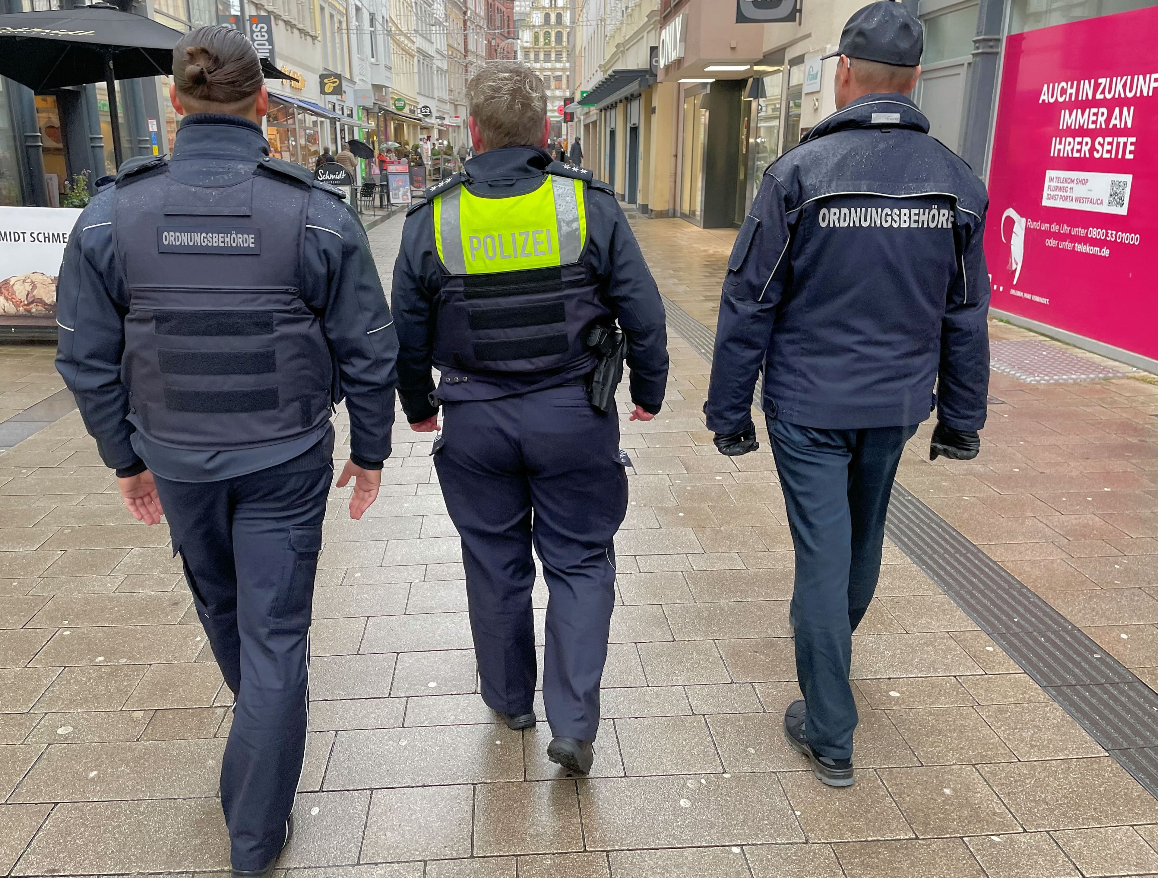 Ein Bild einer gemeinsamen Streife der Ordnungsbehörde und Polizei in der Innenstadt von Minden, die zur Wahrung von Ordnung und Sicherheit beiträgt.