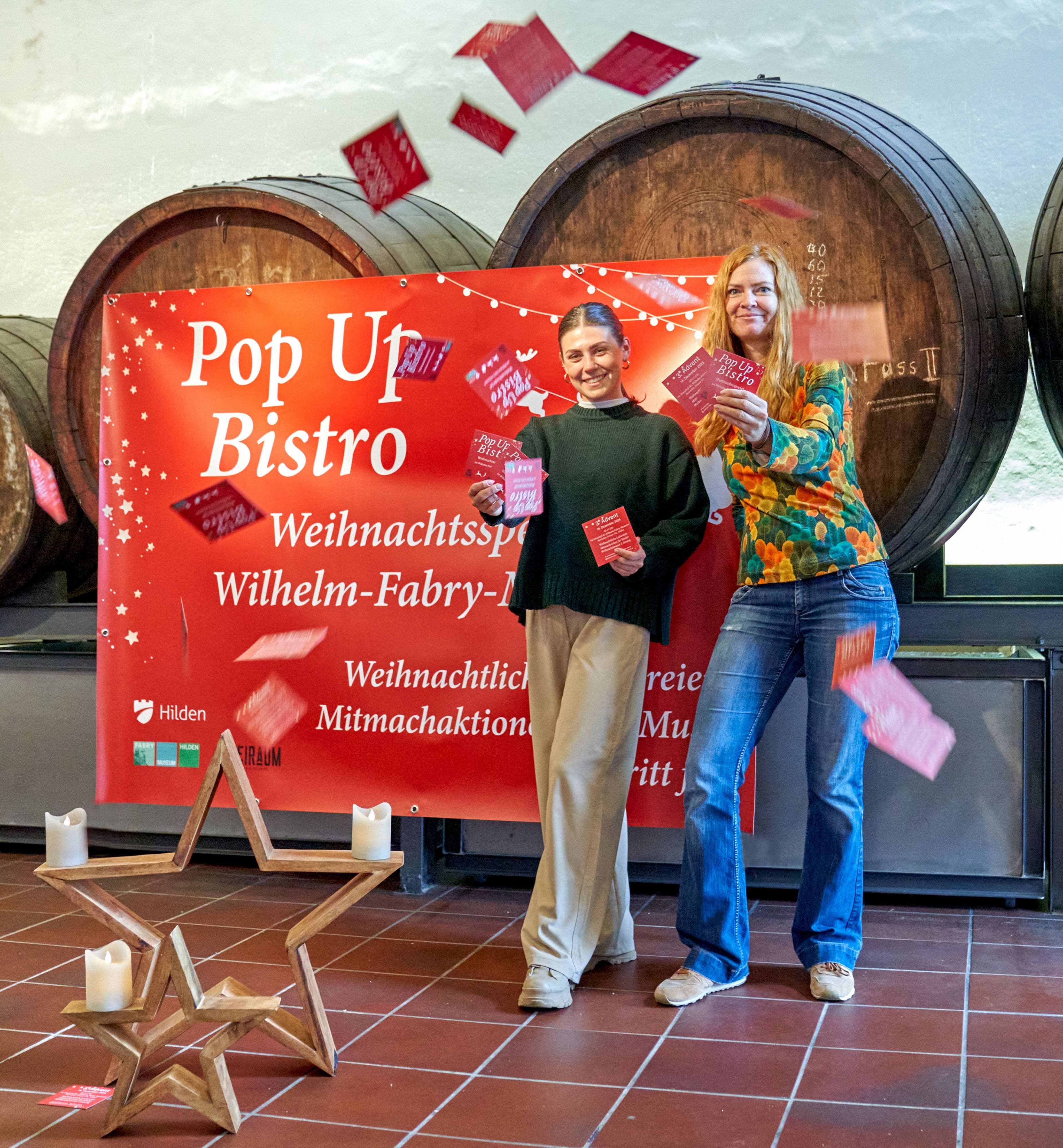 Emily Thater und Sandra Abend präsentieren das Pop Up-Programm im Rahmen der Pressemitteilung.