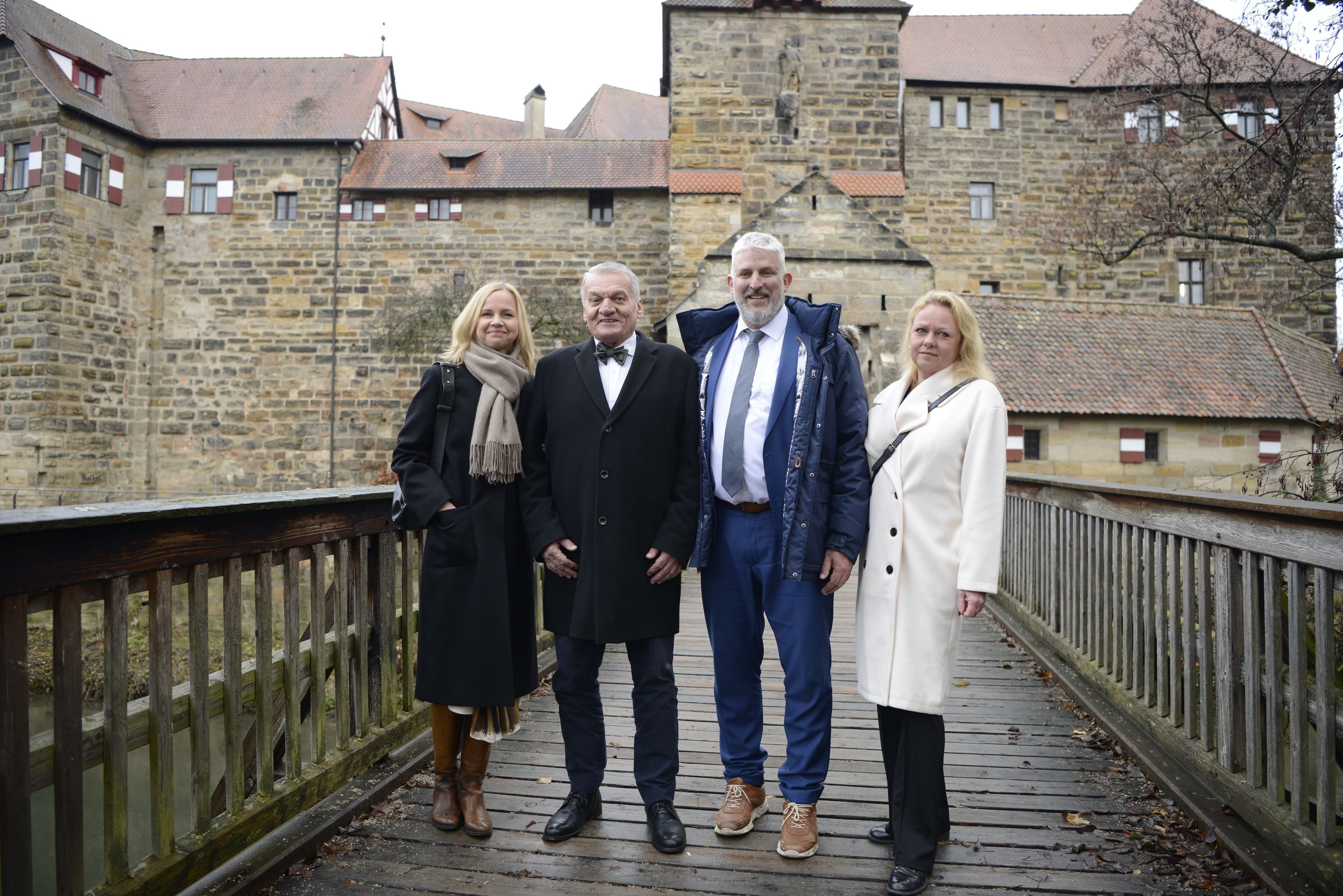 Bohuslav Svoboda, Pavla Svobodova und das Ehepaar Lang vor der Wenzelburg anlässlich des Partnerschaftstreffens.