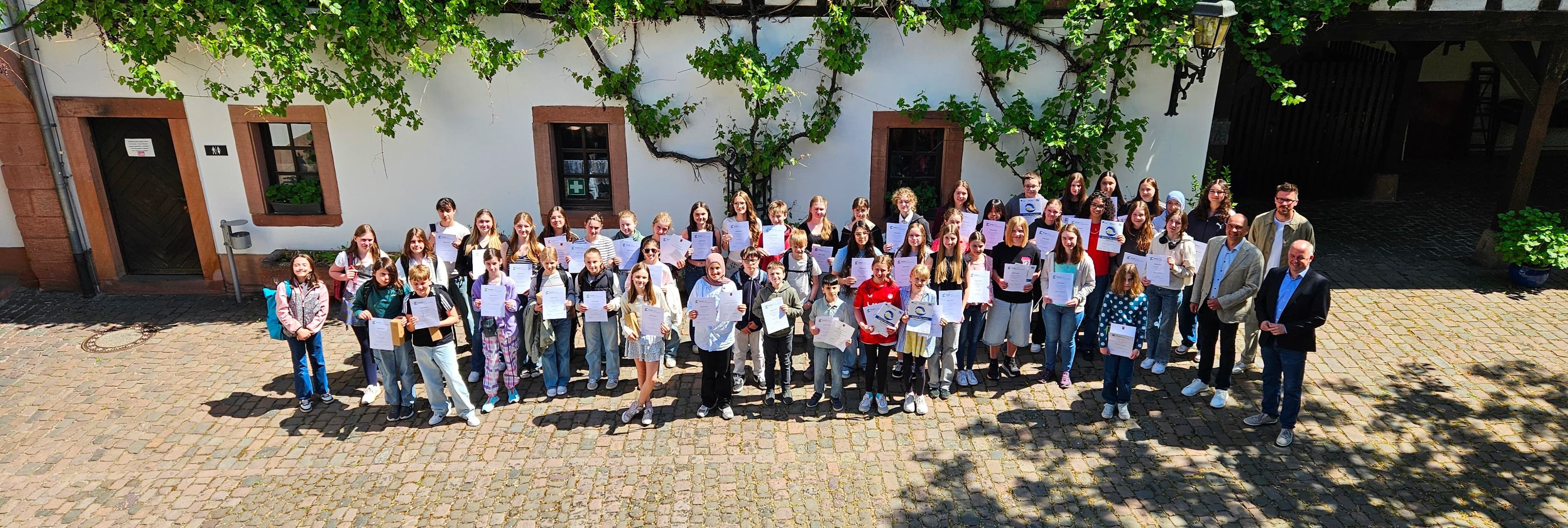 Siegerinnen und PreistrÀger des EuropÀischen Wettbewerbs mit Veranstaltern im Innenhof des Stadtmuseums.