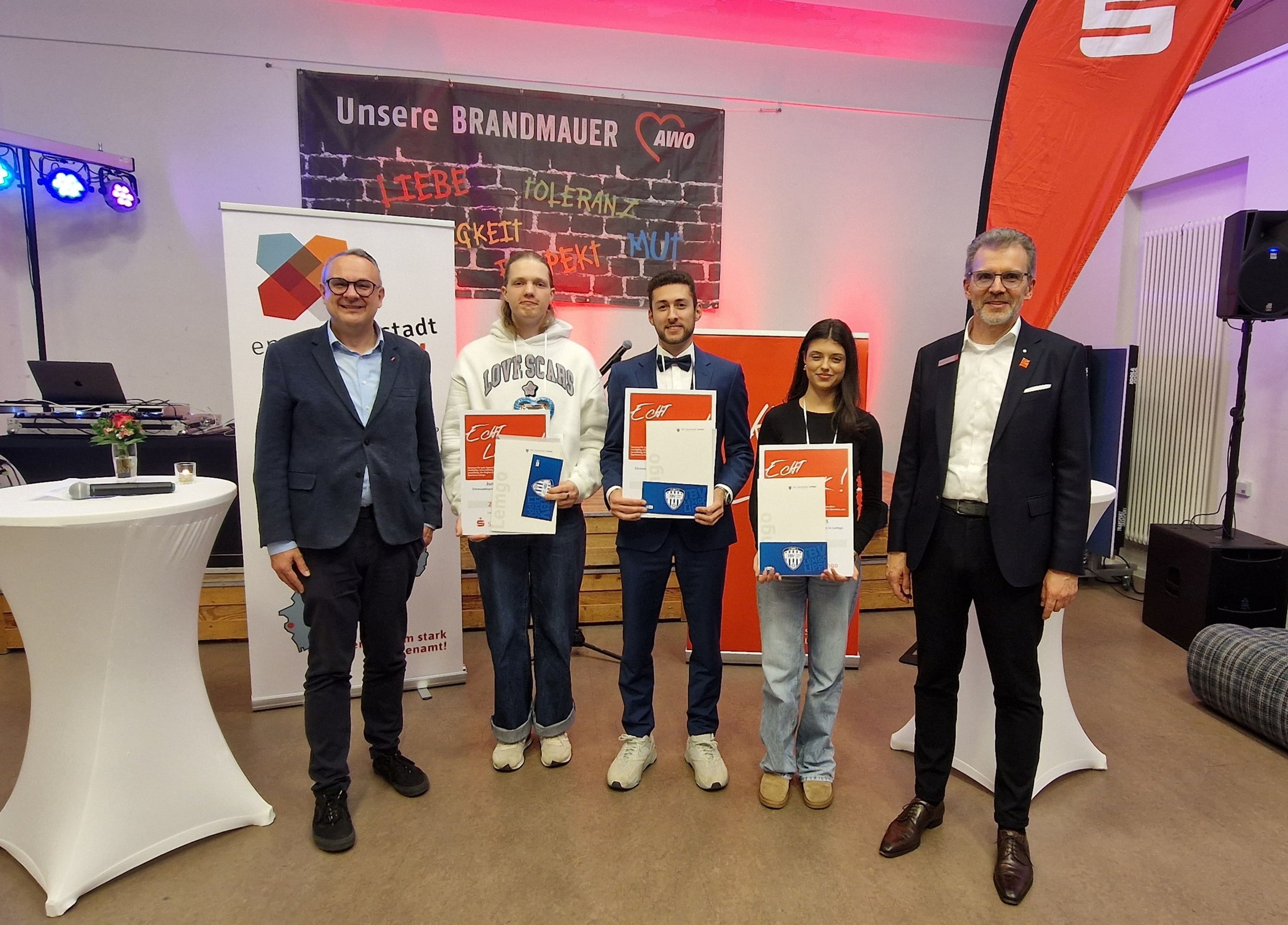 Preisverleihung ‚Junge Heldinnen & Helden‘: Auszeichnung für junges Ehrenamt durch Stadt und Sparkasse Lemgo.