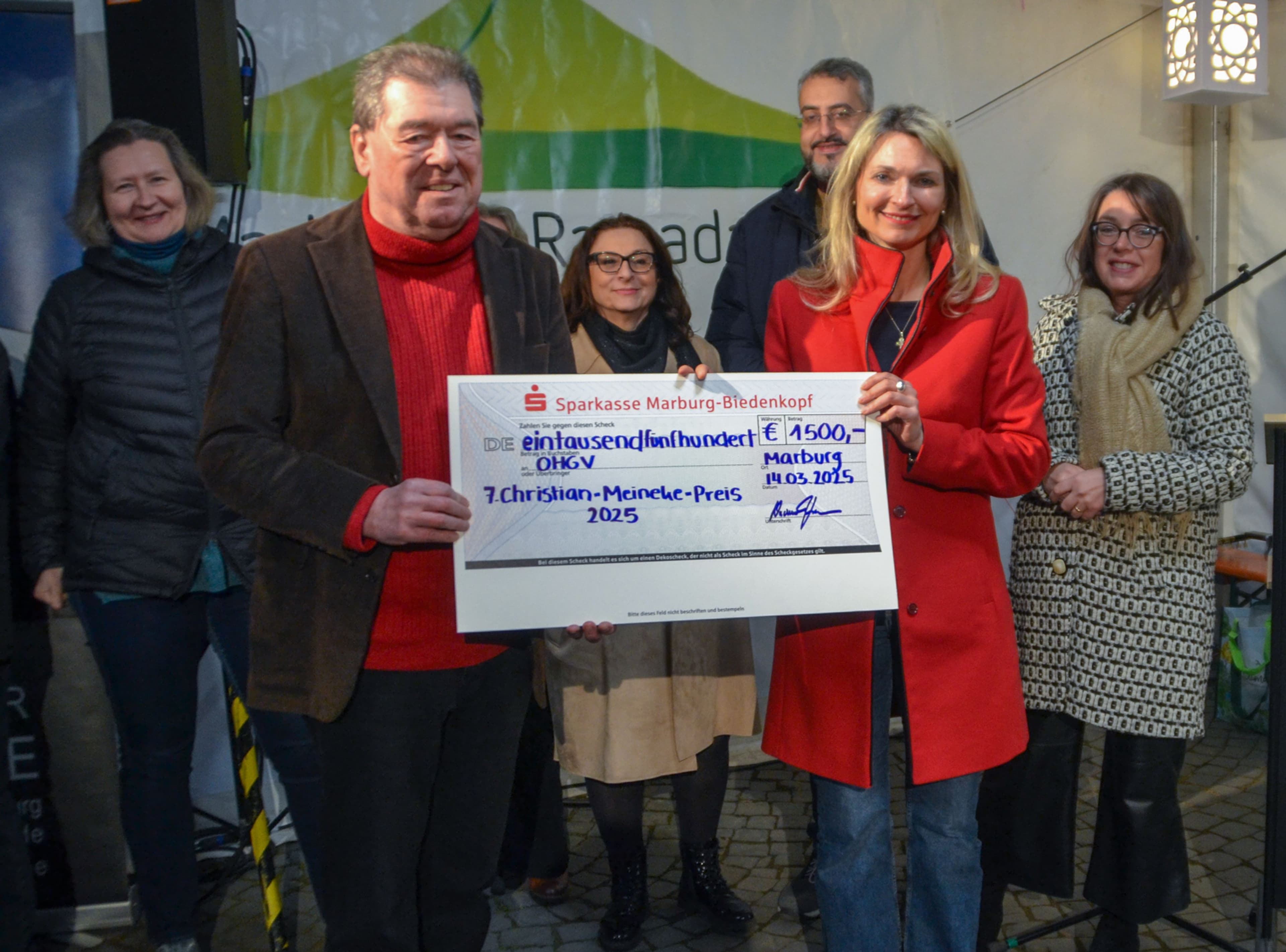 Bei der Verleihung des Christian-Meineke-Preises 2025 im Ramadanzelt in Marburg wurden die Verdienste des Oberhessischen Gebirgsvereins für interkulturelle Verständigung gewürdigt. Bürgermeisterin Nadine Bernshausen und Vereinsvorsitzender Reinhard Ibler waren anwesend.