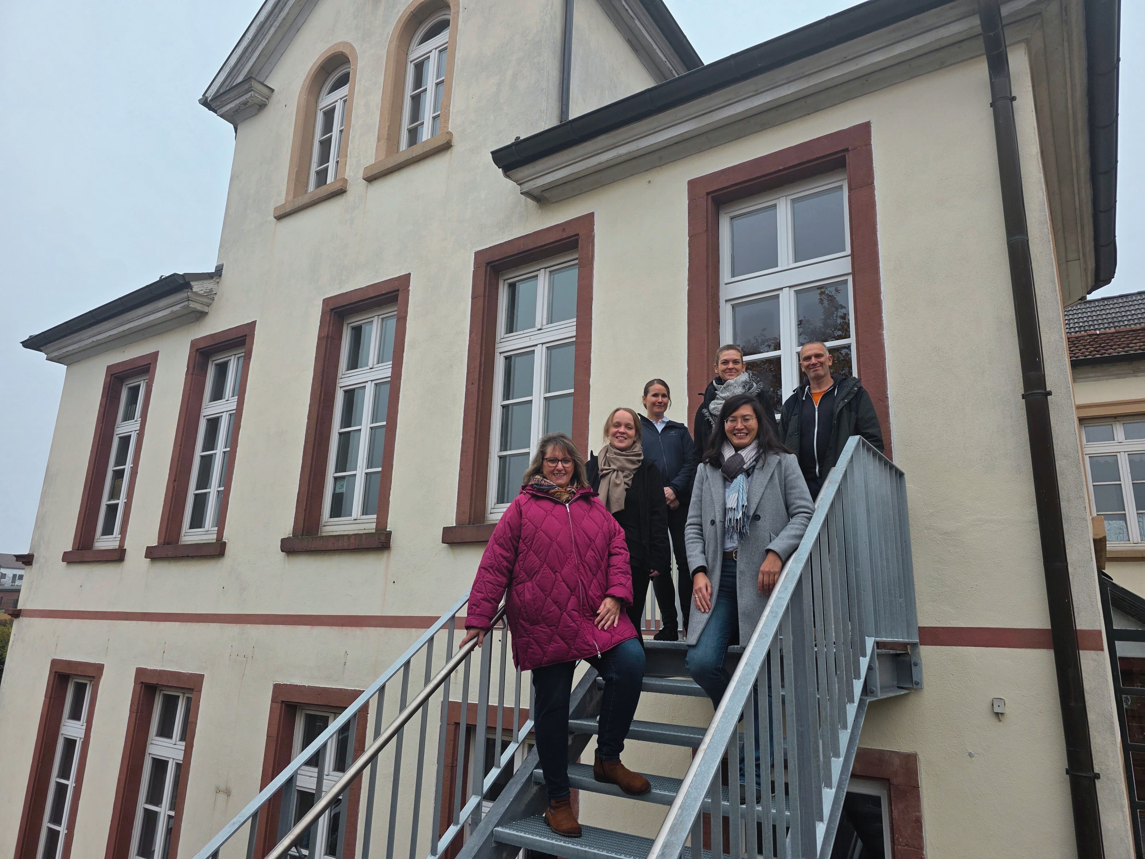 Gruppenfoto zur Wiedereröffnung des Jugend-Kinderbüros (JuKiB) mit Team und Bürgermeisterin.