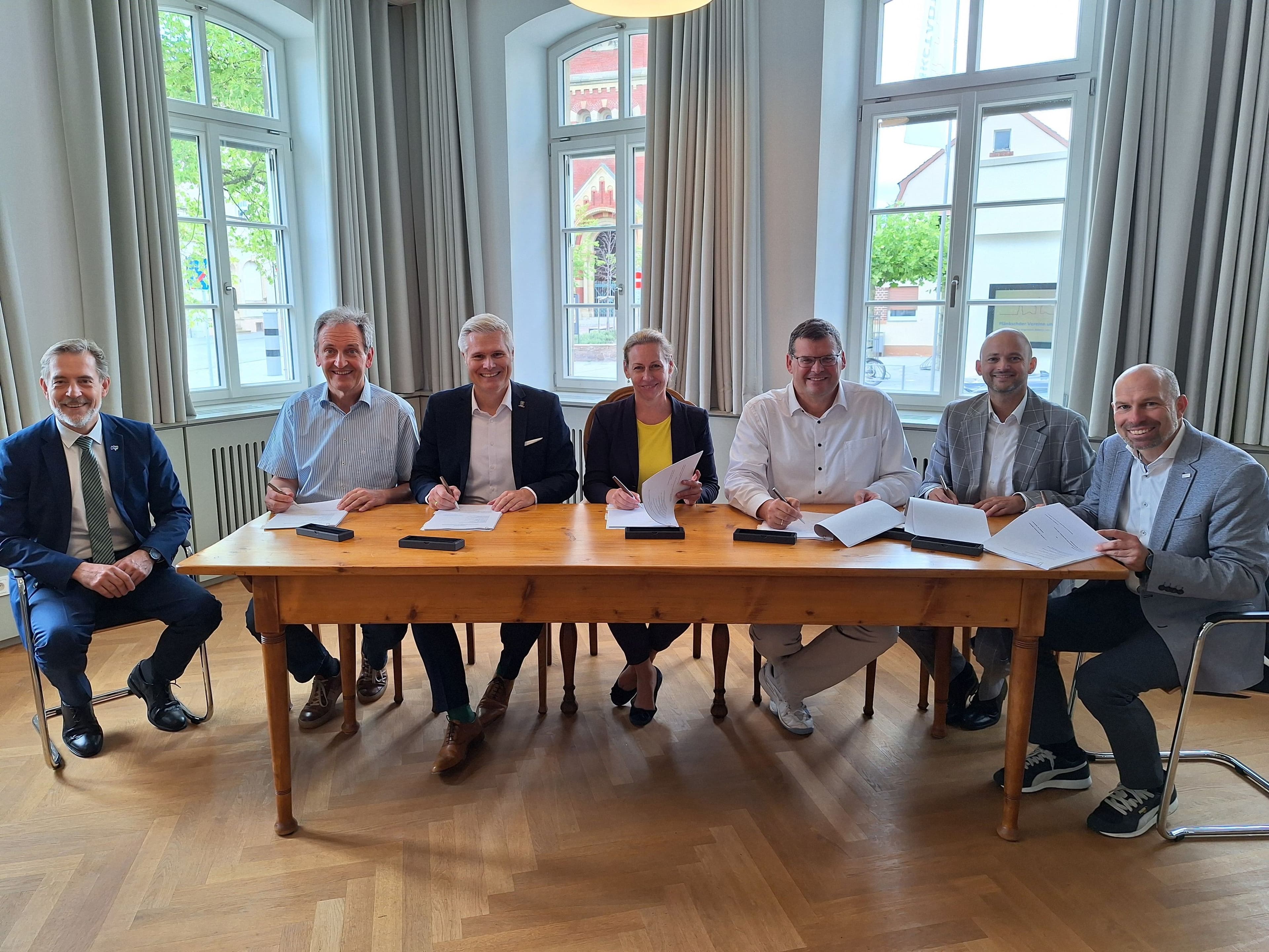 Vertreter der fünf Kommunen und MVV Netze unterzeichnen Vertrag zur Betriebsführung der Straßenbeleuchtung.