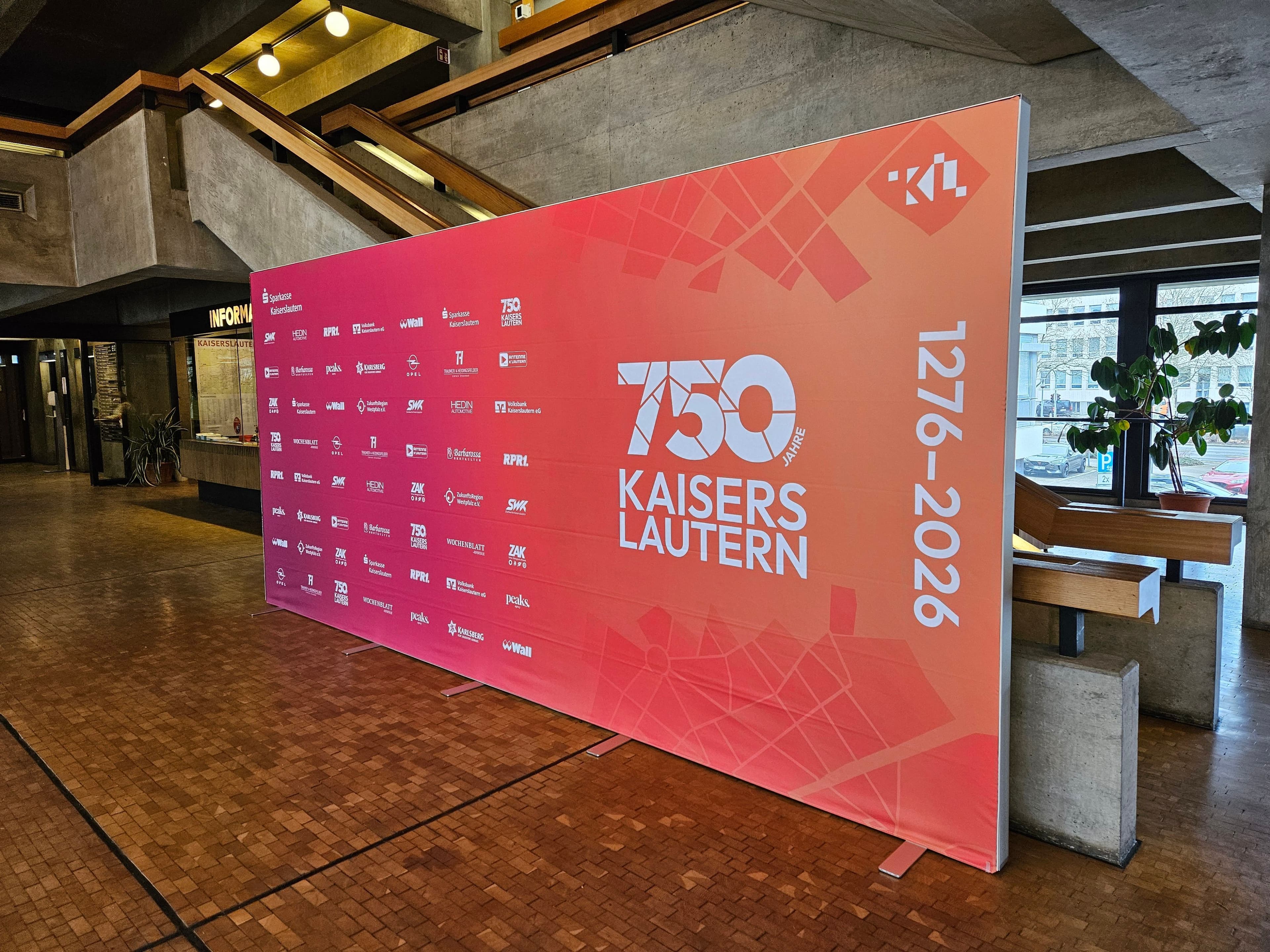 Fotowand mit 750-Jahre-JubilÀumsdesign gestaltet von der Agentur Peaks im Rathausfoyer. Fotowand mit 750-Jahre-JubilÀumsdesign gestaltet von der Agentur Peaks im Rathausfoyer.