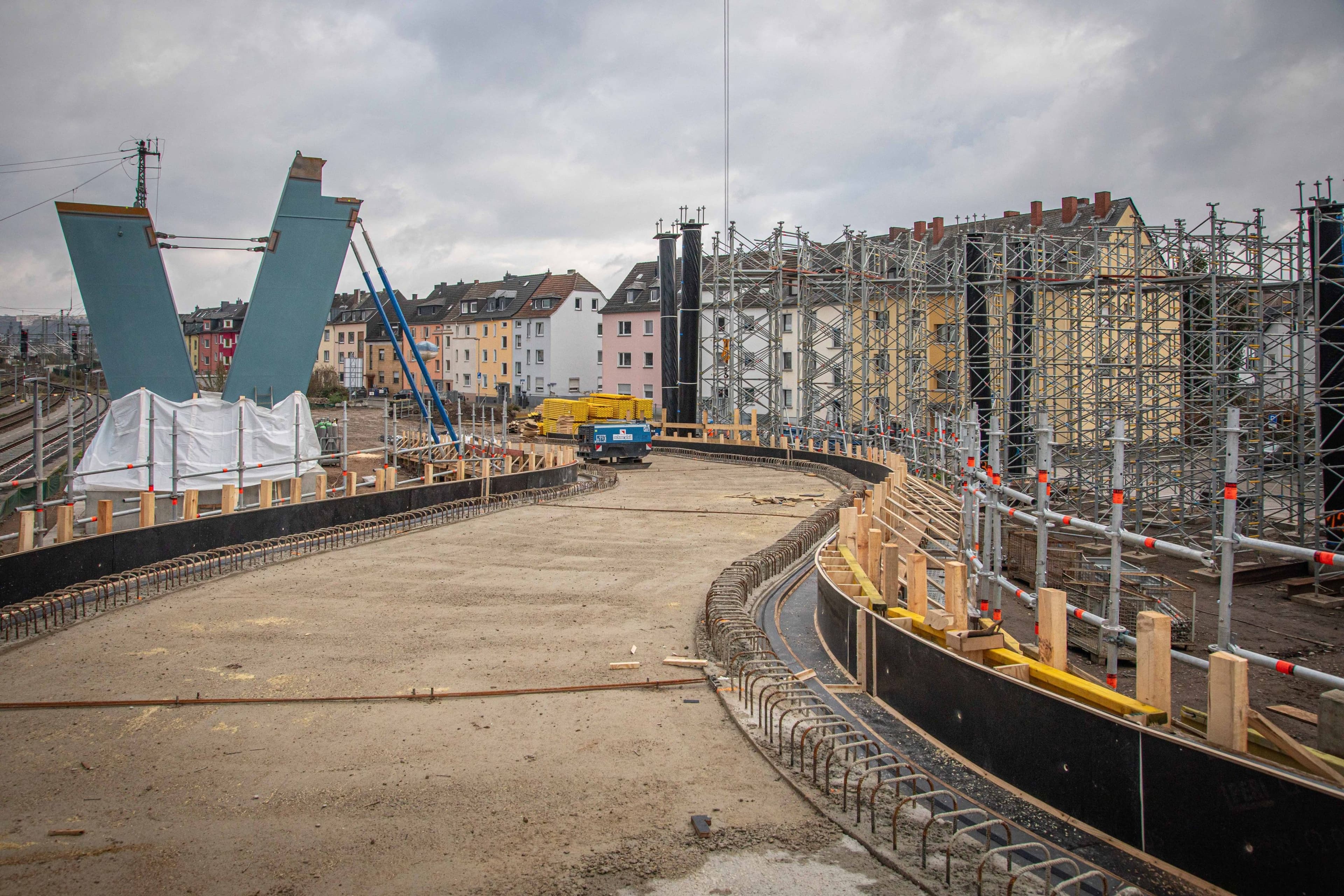 Im Vordergrund beginnen Schweißarbeiten am eingesetzten V-Pfeiler im Rauental, während sie in der Goldgrube voranschreiten.