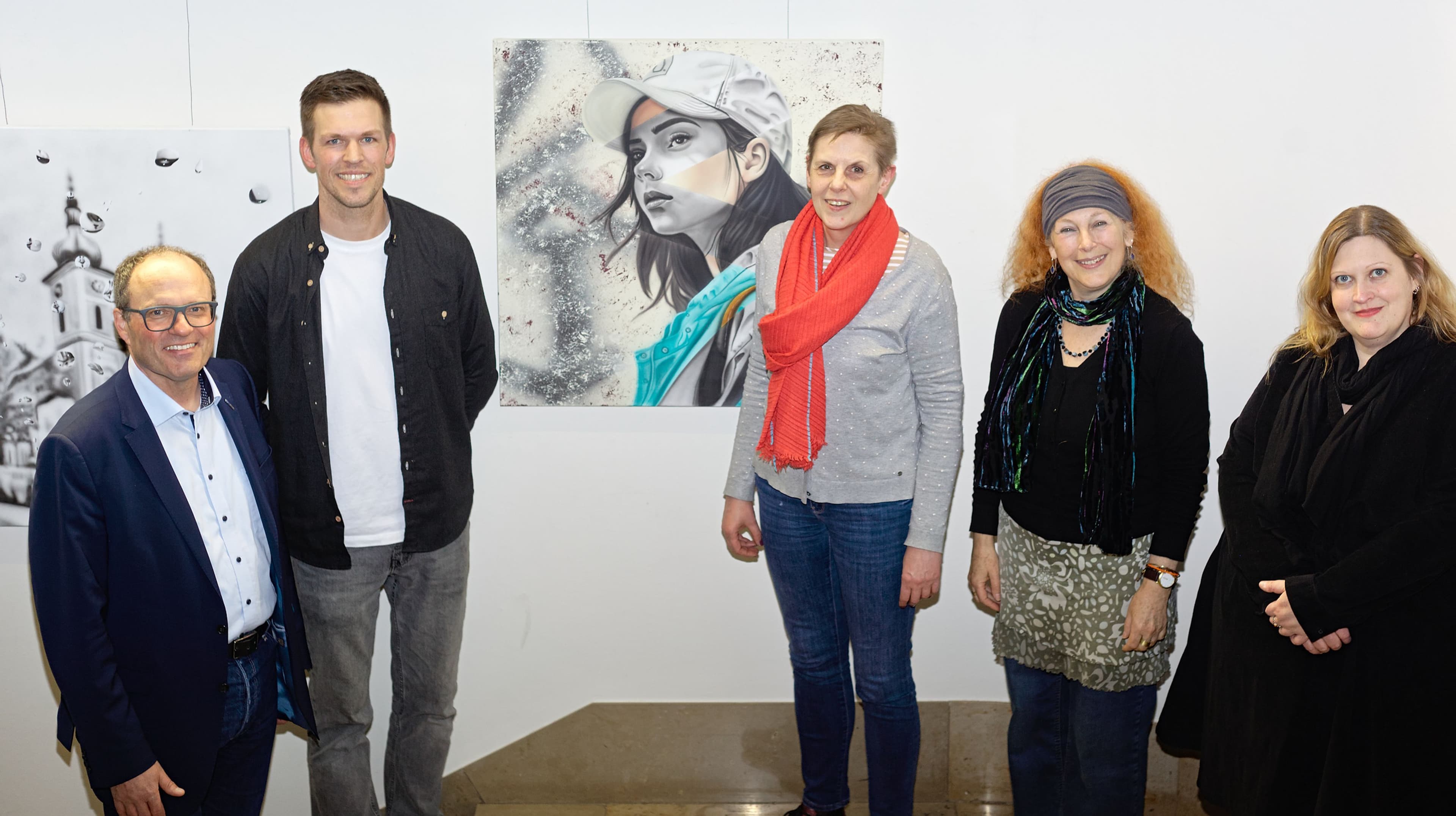 Airbrush-Künstler Torben Störmer mit weiteren Beteiligten bei der Ausstellungseröffnung in Donaueschingen.