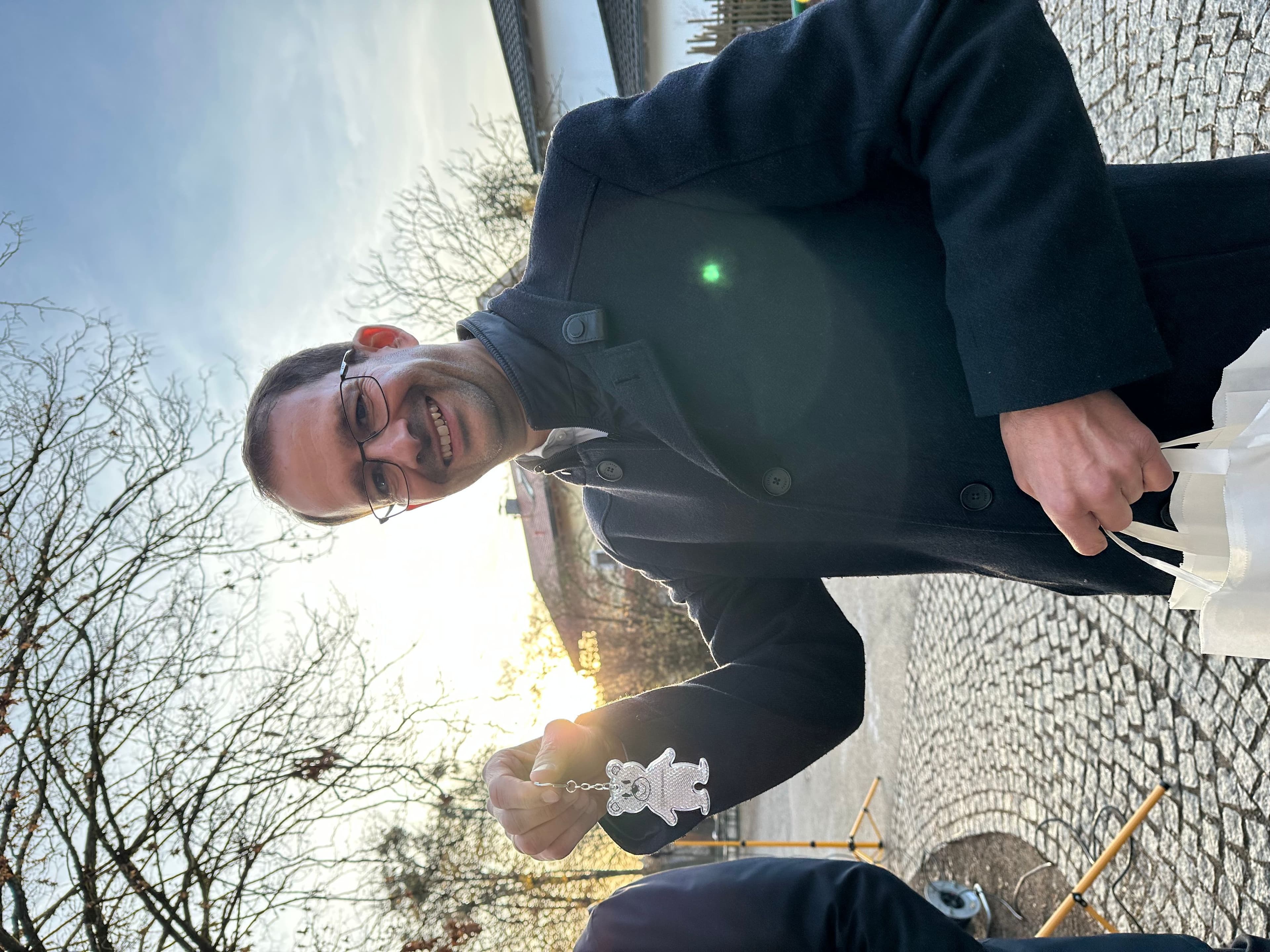 Erstklässler der Stadt Rosenheim erhalten Reflektorbärchen für mehr Verkehrssicherheit.