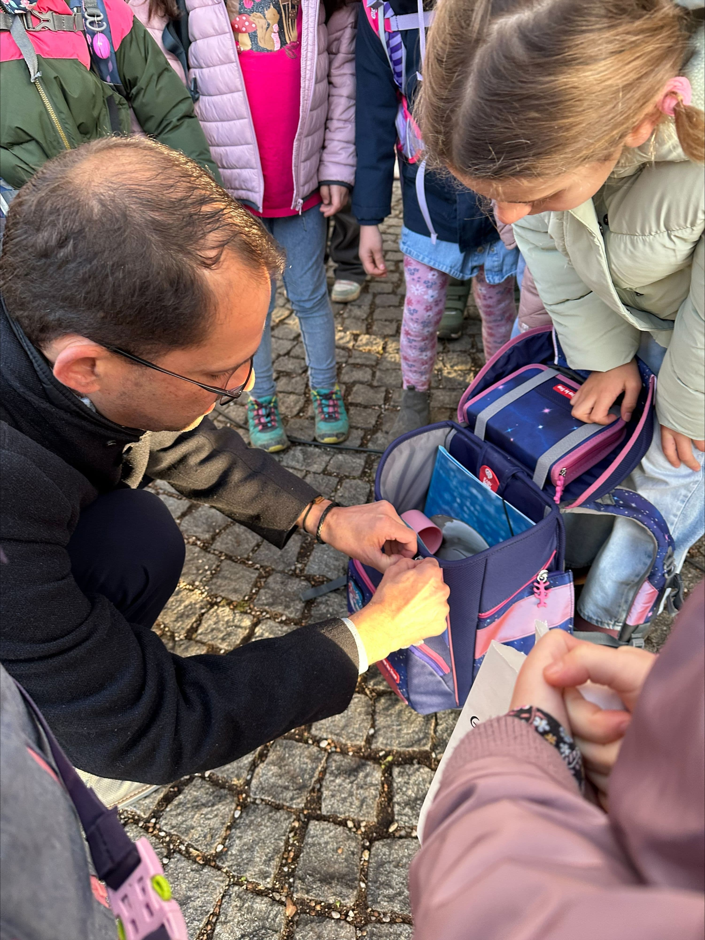 Rosenheim schützt Erstklässler mit Reflektorbärchen | Symbolbild