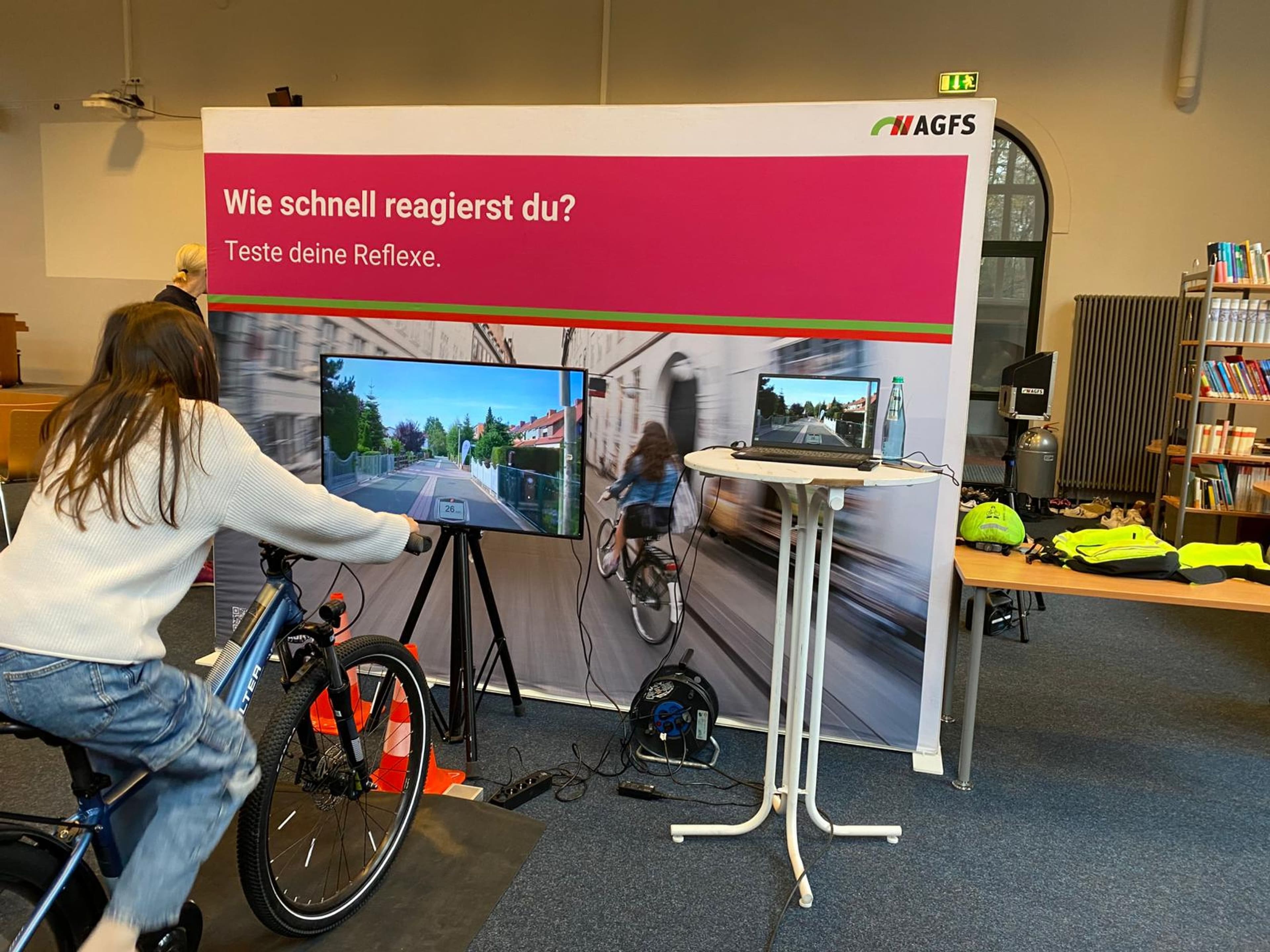 Schulaktion zur Verkehrssicherheit am Herdergymnasium in Minden mit interaktiven Modulen zur Sensibilisierung der Schüler.