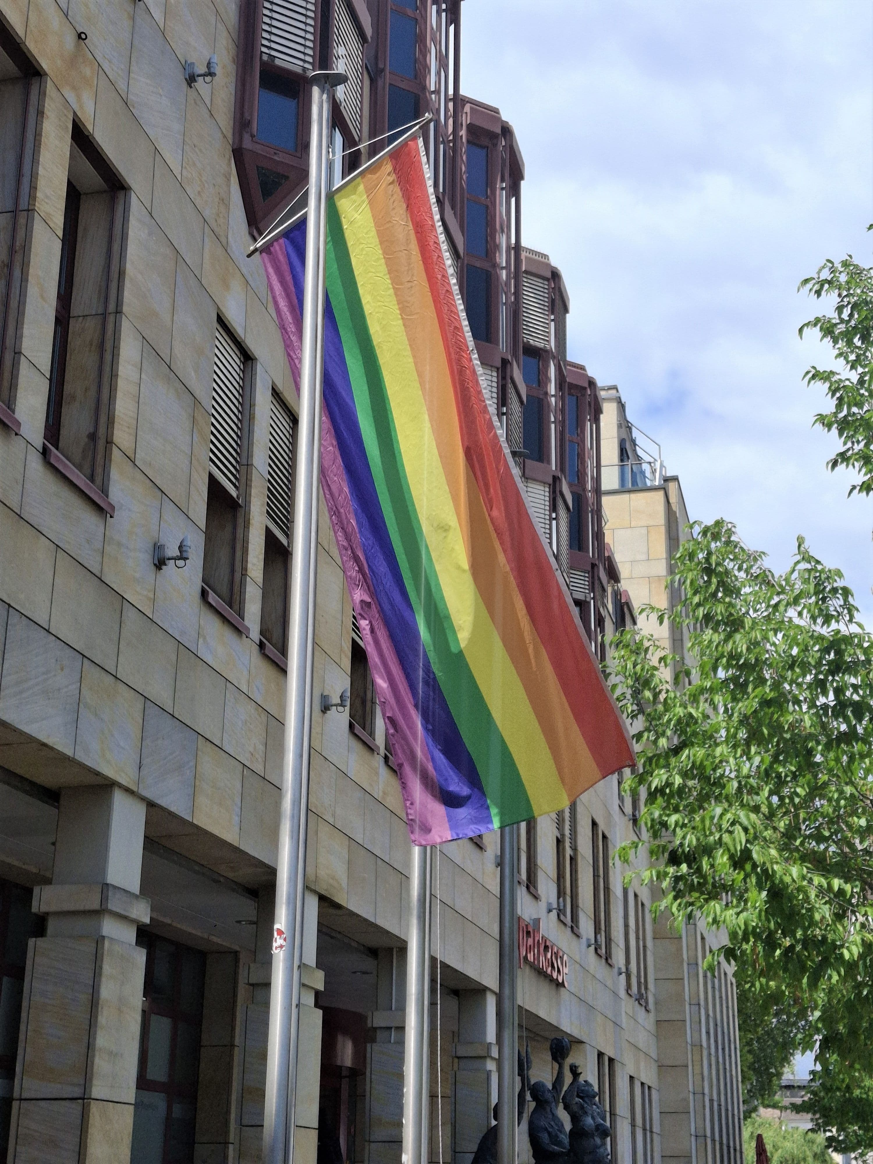 Zum IDAHOBIT hängen Pride Flags am Rathaus, Stadthaus und Europaplatz in Bad Kreuznach.