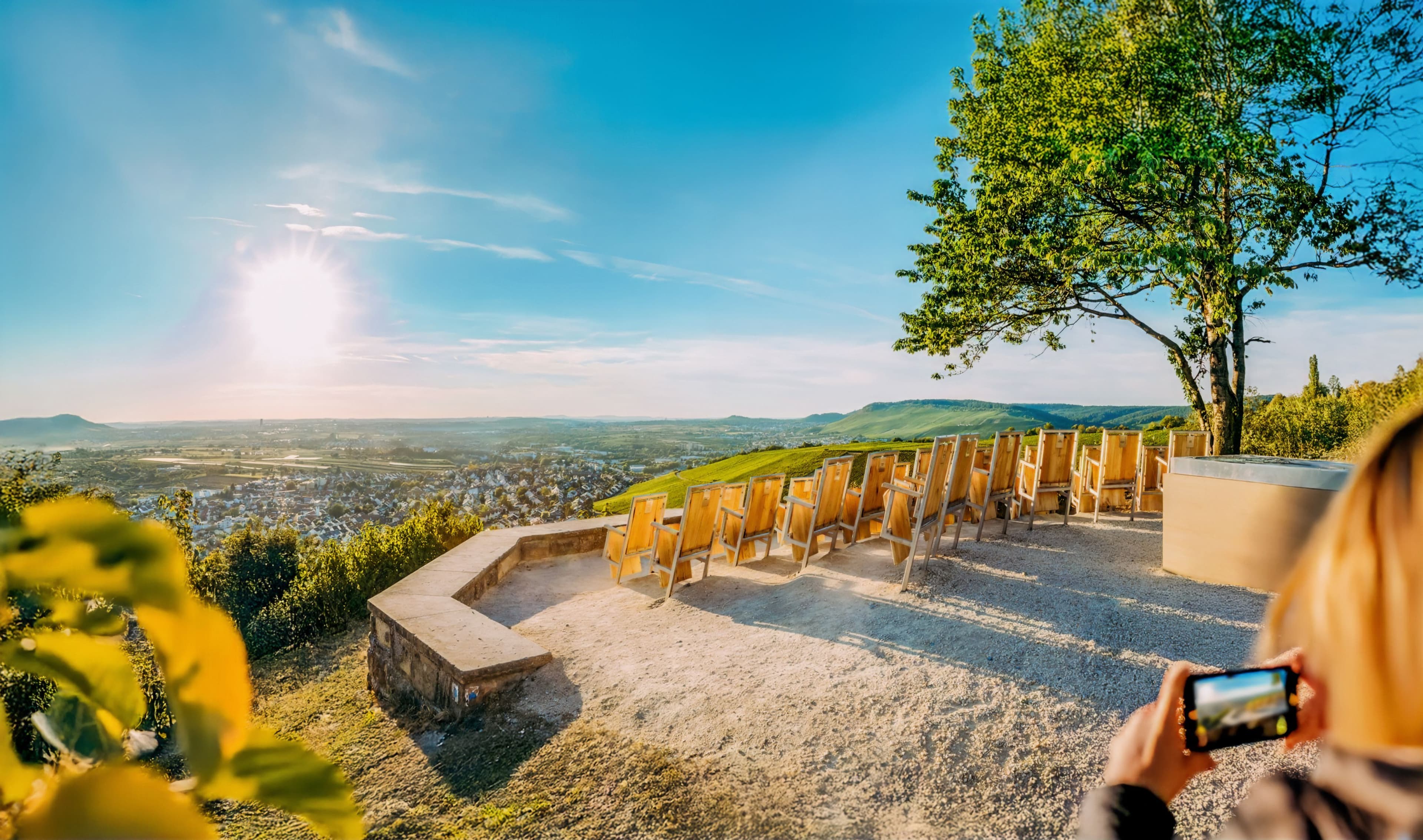 Bewirtetes Wengerthäusle lädt nach der Wanderung zur Einkehr ein., Das Remstalkino ist ein beliebter Aussichtspunkt der Weinstädter Höhen. Bewirtetes Wengerthäusle lädt nach der Wanderung zur Einkehr ein., Das Remstalkino ist ein beliebter Aussichtspunkt der Weinstädter Höhen.