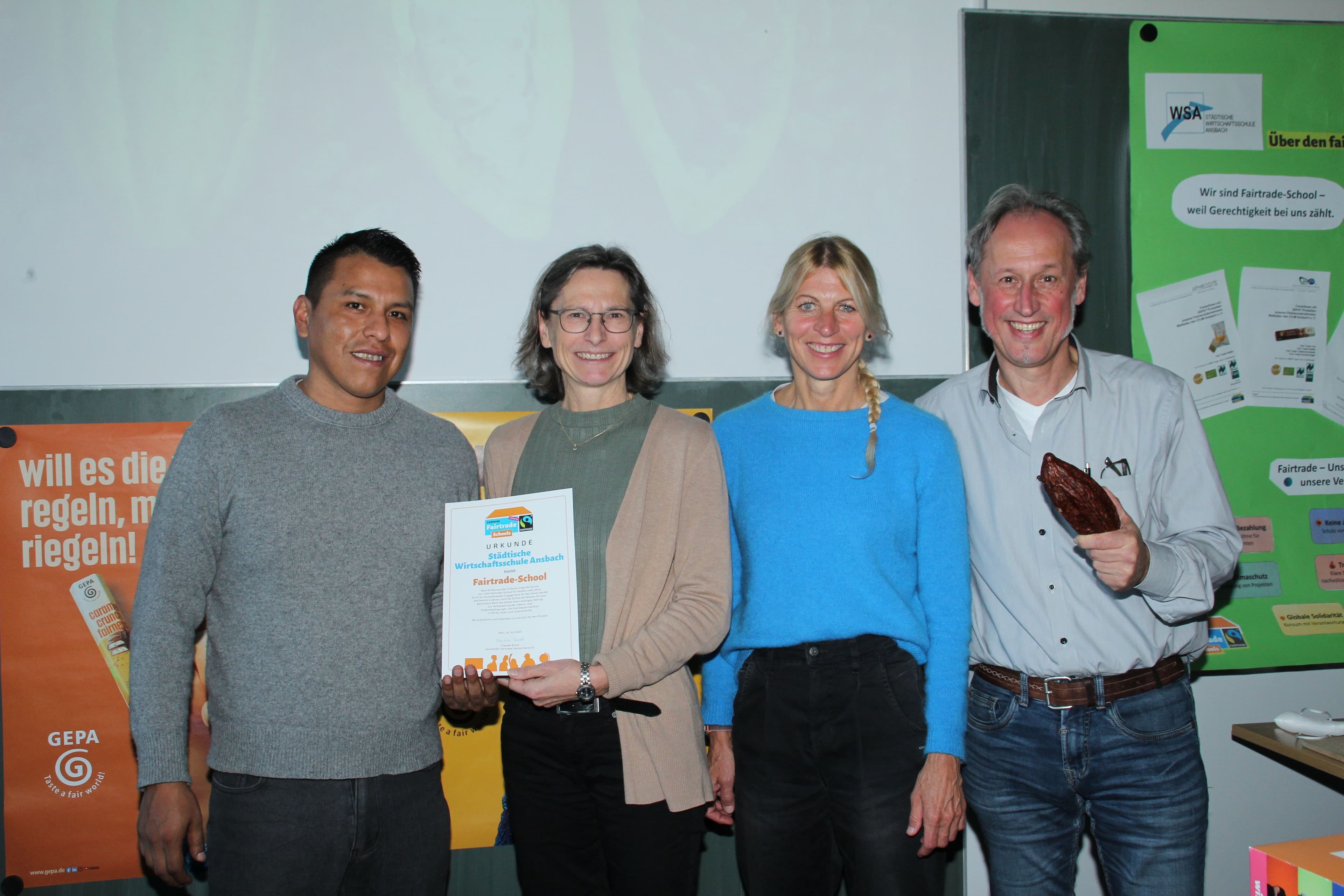 Fairtrade-Workshop an der Städtischen Wirtschaftsschule Ansbach mit Referent Aldo Chipana und dem Organisationsteam.