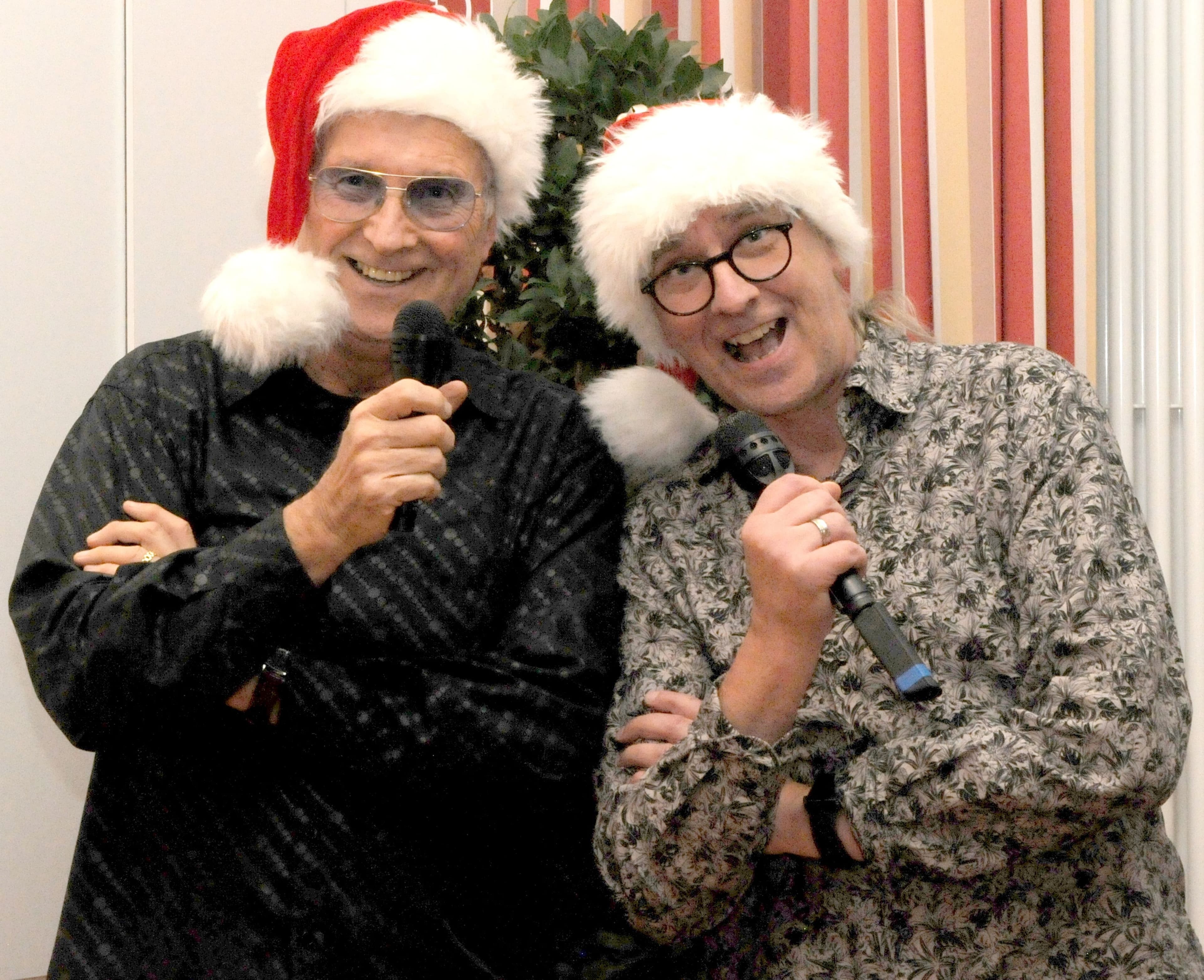 Stimmungsvolle Szenen vom Weihnachtsmarkt Bad Münder mit Besuchern und festlicher Beleuchtung.