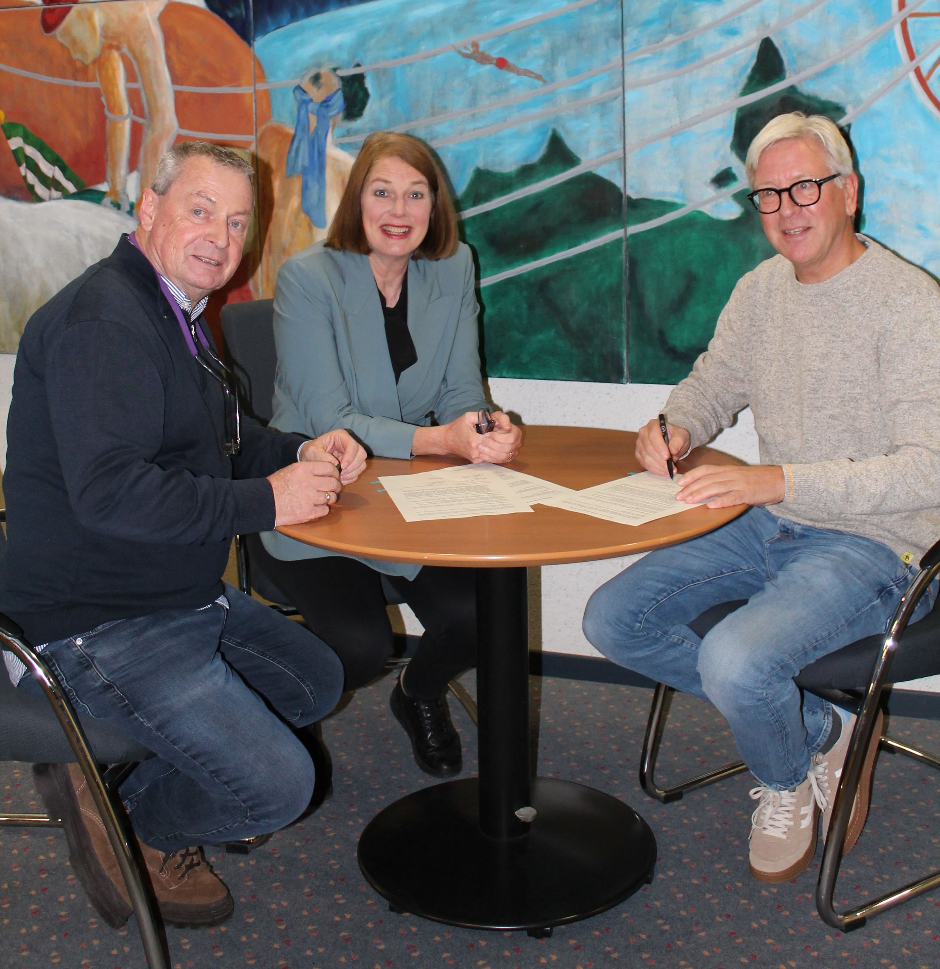 BĂĽrgermeisterin Antje Runge und Vorsitzende des SC Eintracht Oberursel bei der Vertragsunterzeichnung im Rathaus.