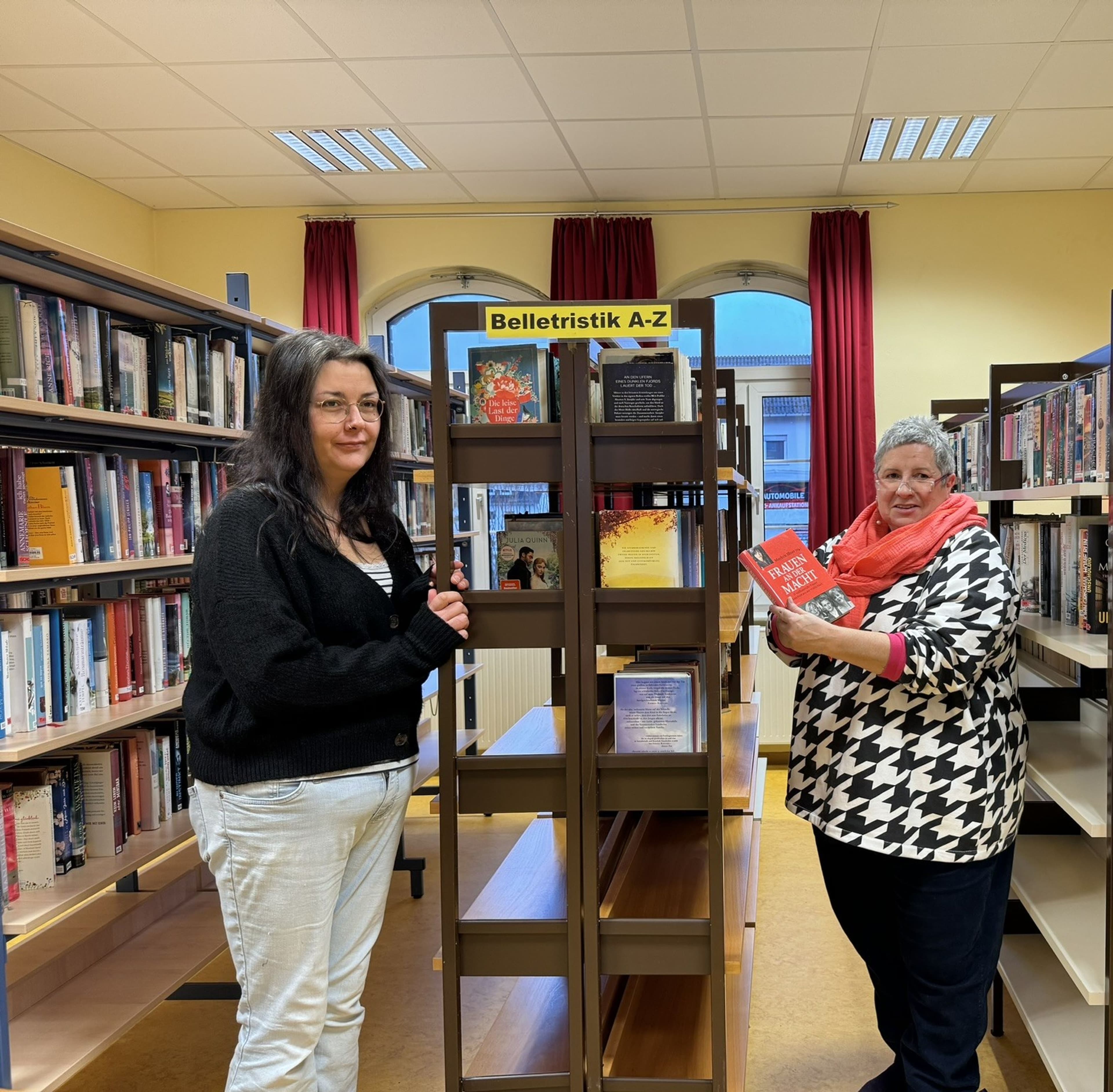 Die Mitarbeiterinnen der Stadtbücherei Biedenkopf, Sarah Busch und Dagmar Schmidt, freuen sich auf die bevorstehende Bücherbörse am 03. April.
