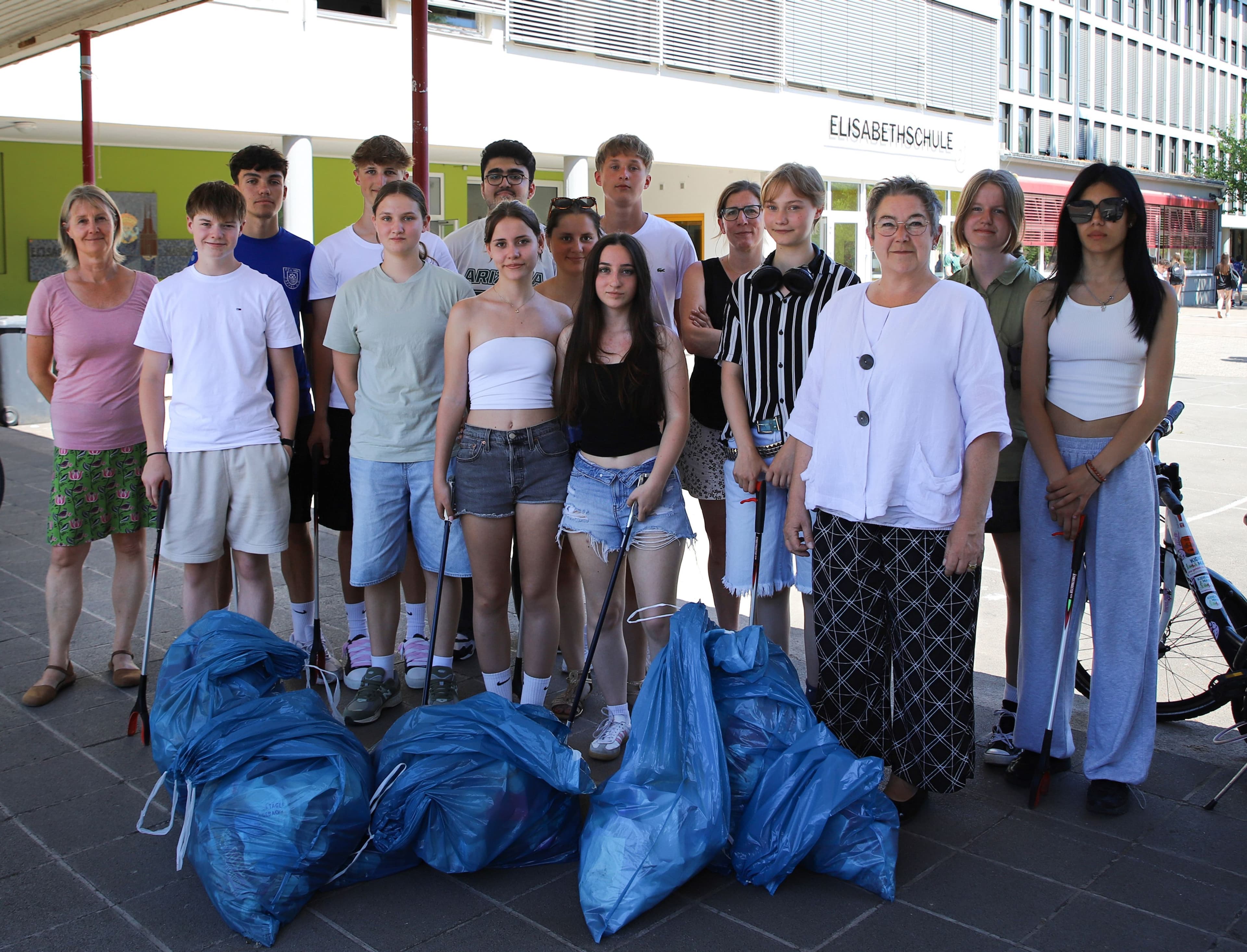 Stadträtin Dinnebier und Sonja Stender danken Schüler*innen der Elisabethschule beim Sauberhaften Schulweg 2025.