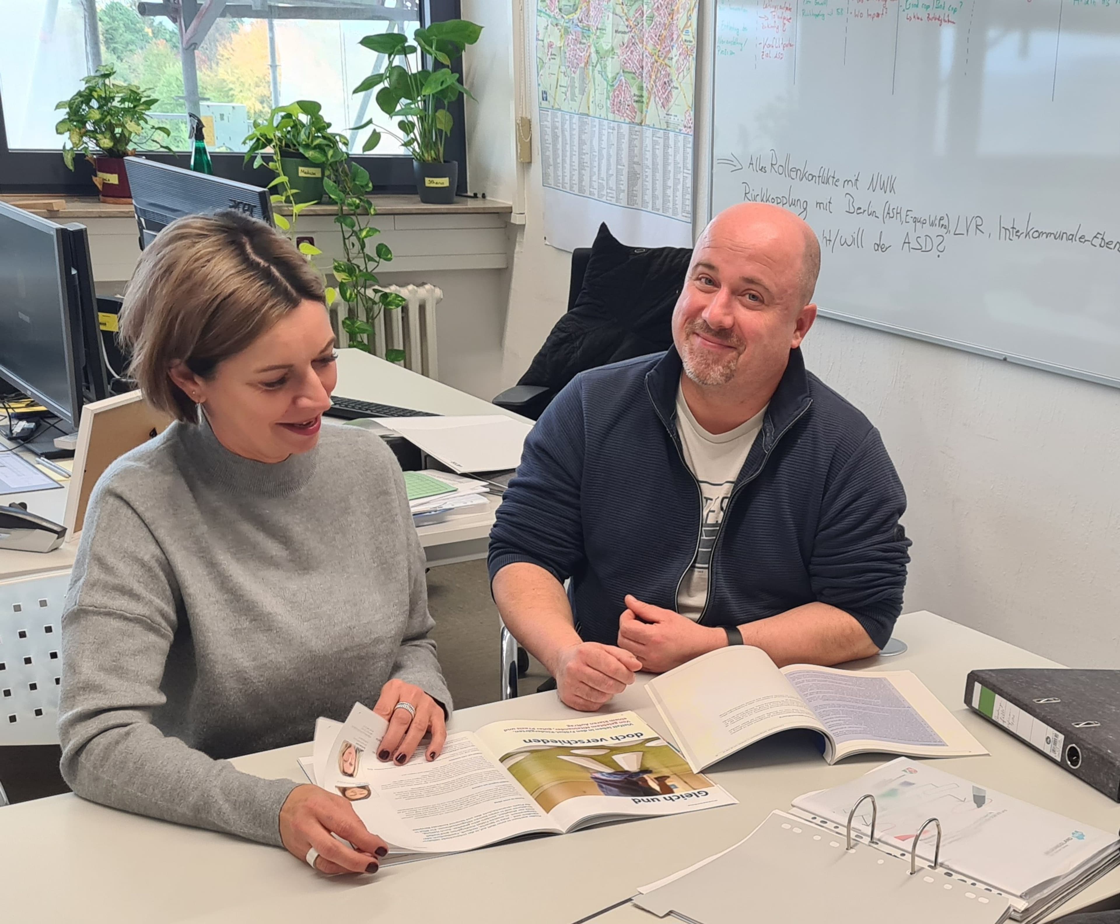 Jugendamtsleiterin Sabine Schäfer und Verfahrenslotse Mario Lipperts unterstützen Eltern in schwierigen Situationen.
