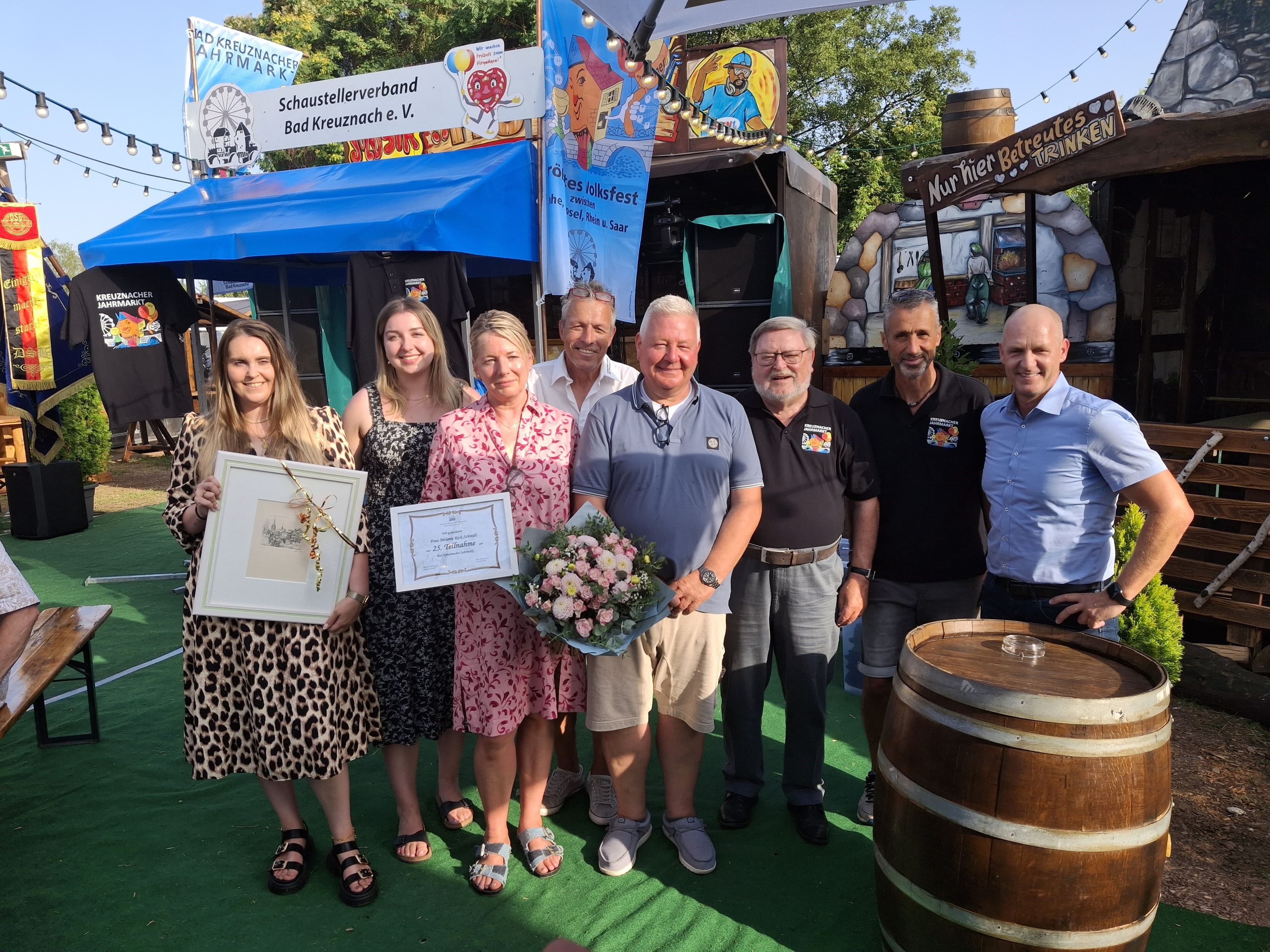 Ehrung von Melanie Rick-Schmidt für 25 Jahre Teilnahme am Bad Kreuznacher Jahrmarkt durch die Stadtverwaltung.