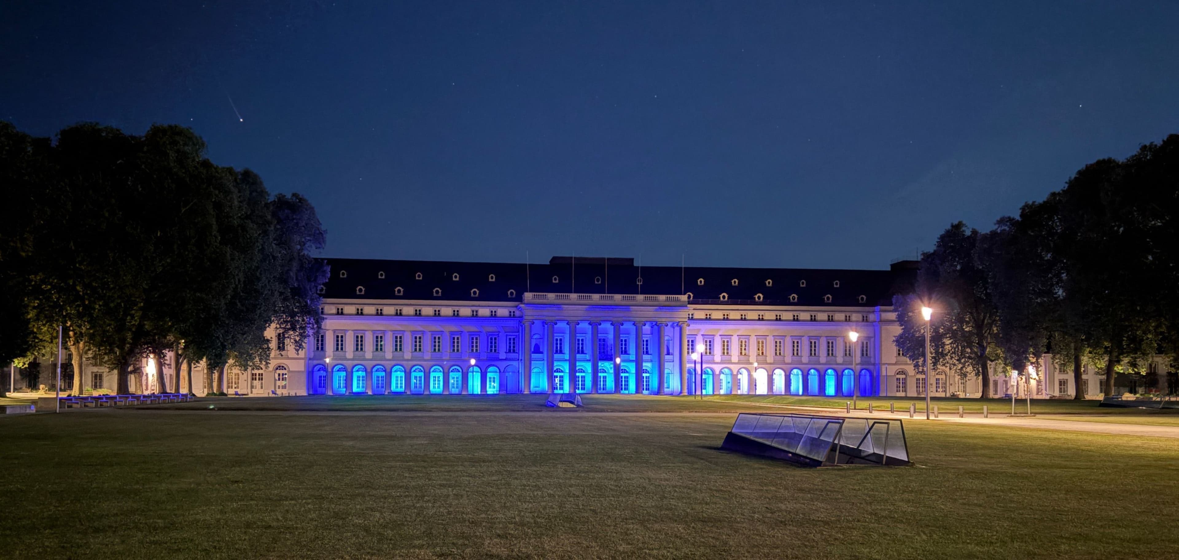 Das Kurfürstliche Schloss wurde anlässlich des #LightUpTheNight4ME-Aktionstages blau beleuchtet.