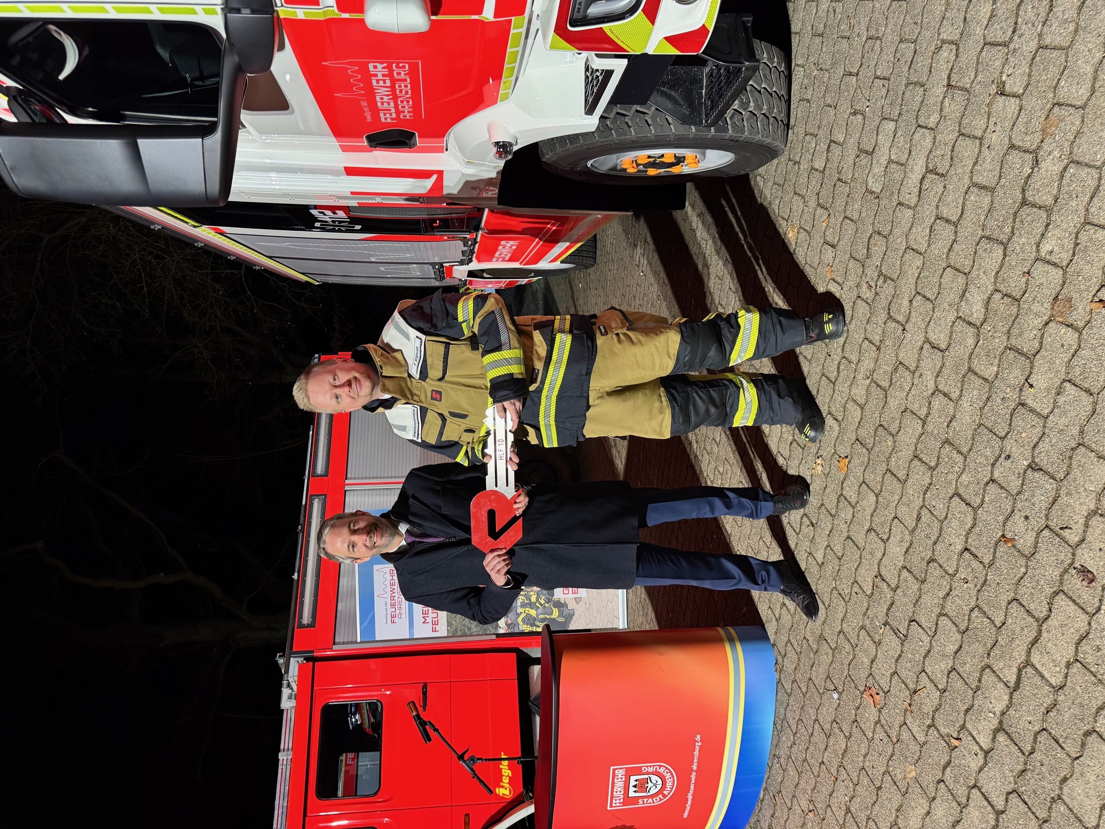 Feierliche Indienststellung des HLF 10 der Freiwilligen Feuerwehr Ahrensburg durch den Bürgermeister.