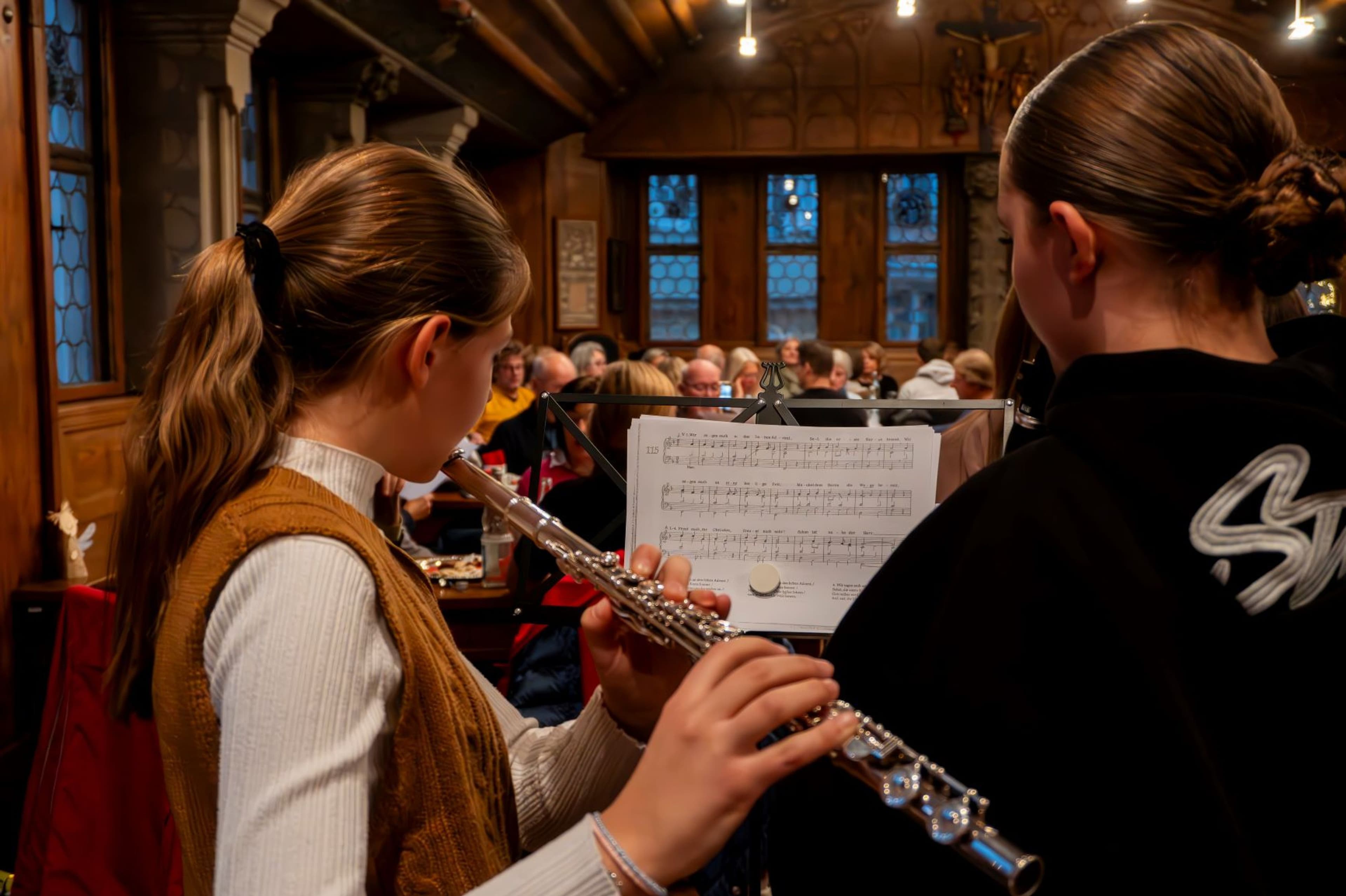 Öffentliche Weihnachtsfeier 2025 im Saal des Ravensburger Rathauses, festlich geschmückt.