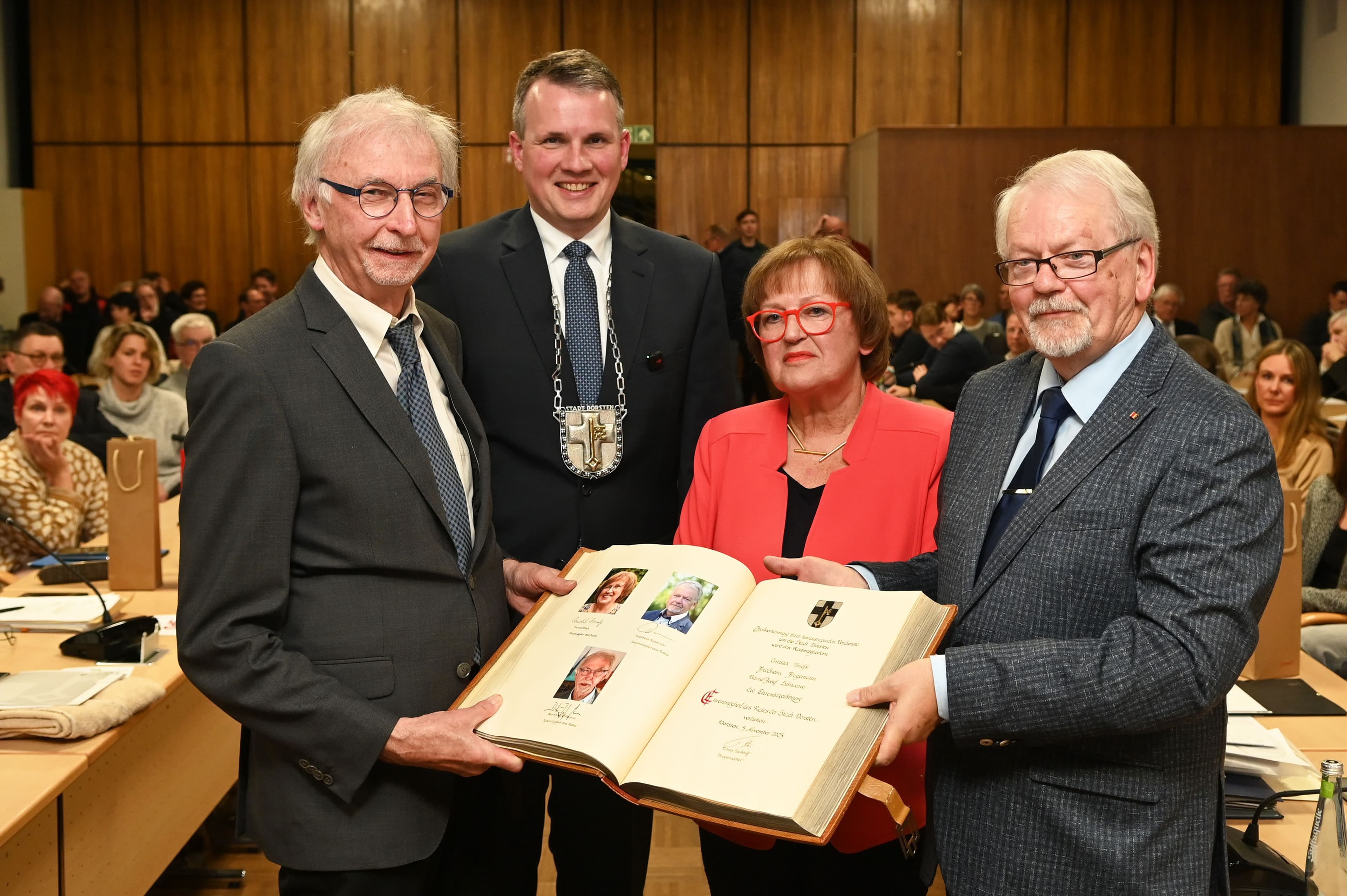 Tobias Stockhoff überreicht Ehrenmitgliedern bei der Ratssitzung eine Urkunde.