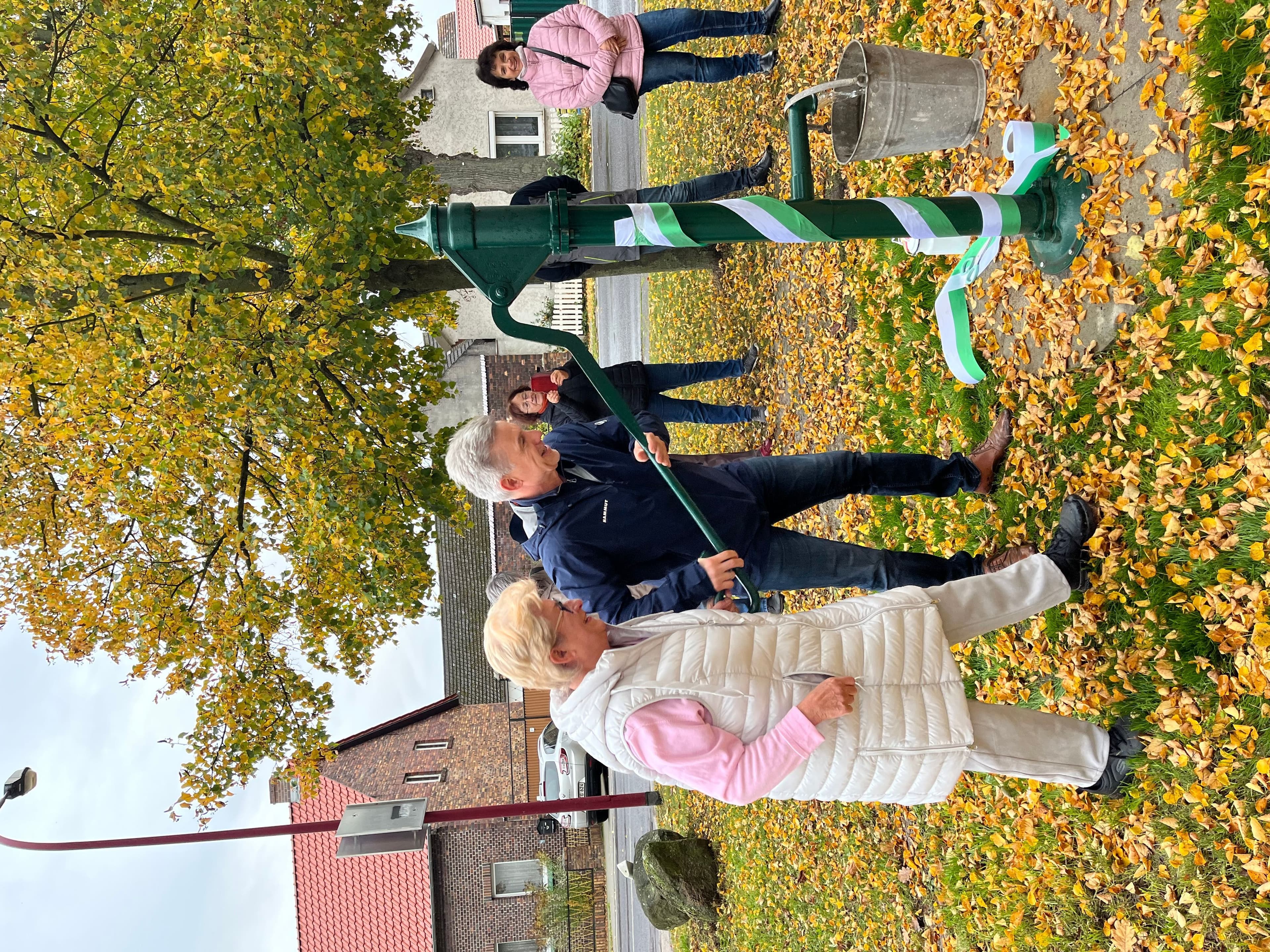 Ortsvorsteherin Elvira Vogel und Bürgermeister Jörg Gampe an der Schwengelpumpe während der Einweihungsfeier.