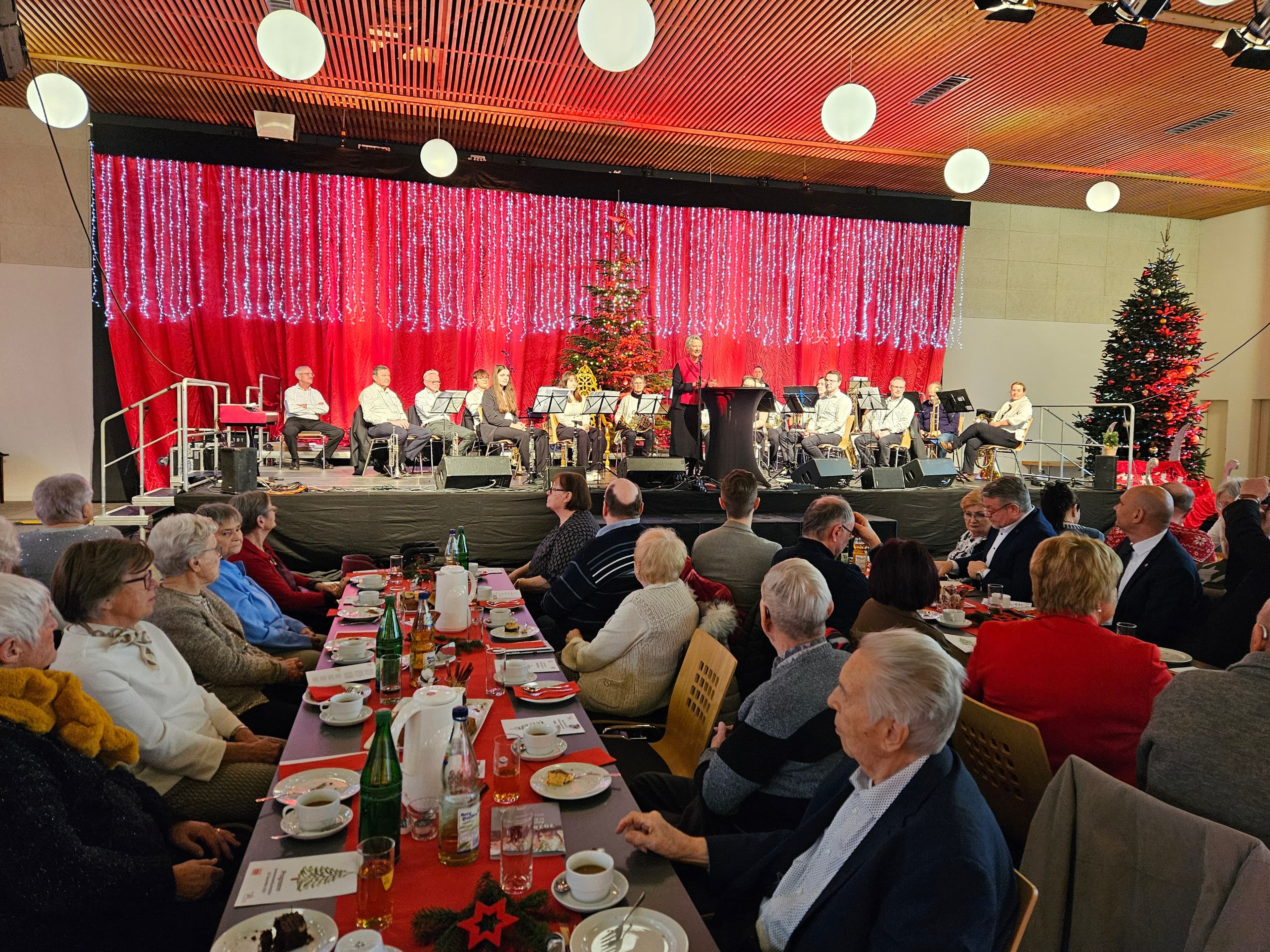 Seniorenweihnachtsfeier in der Gartenschauhalle mit 450 Gästen und festlichem Programm.