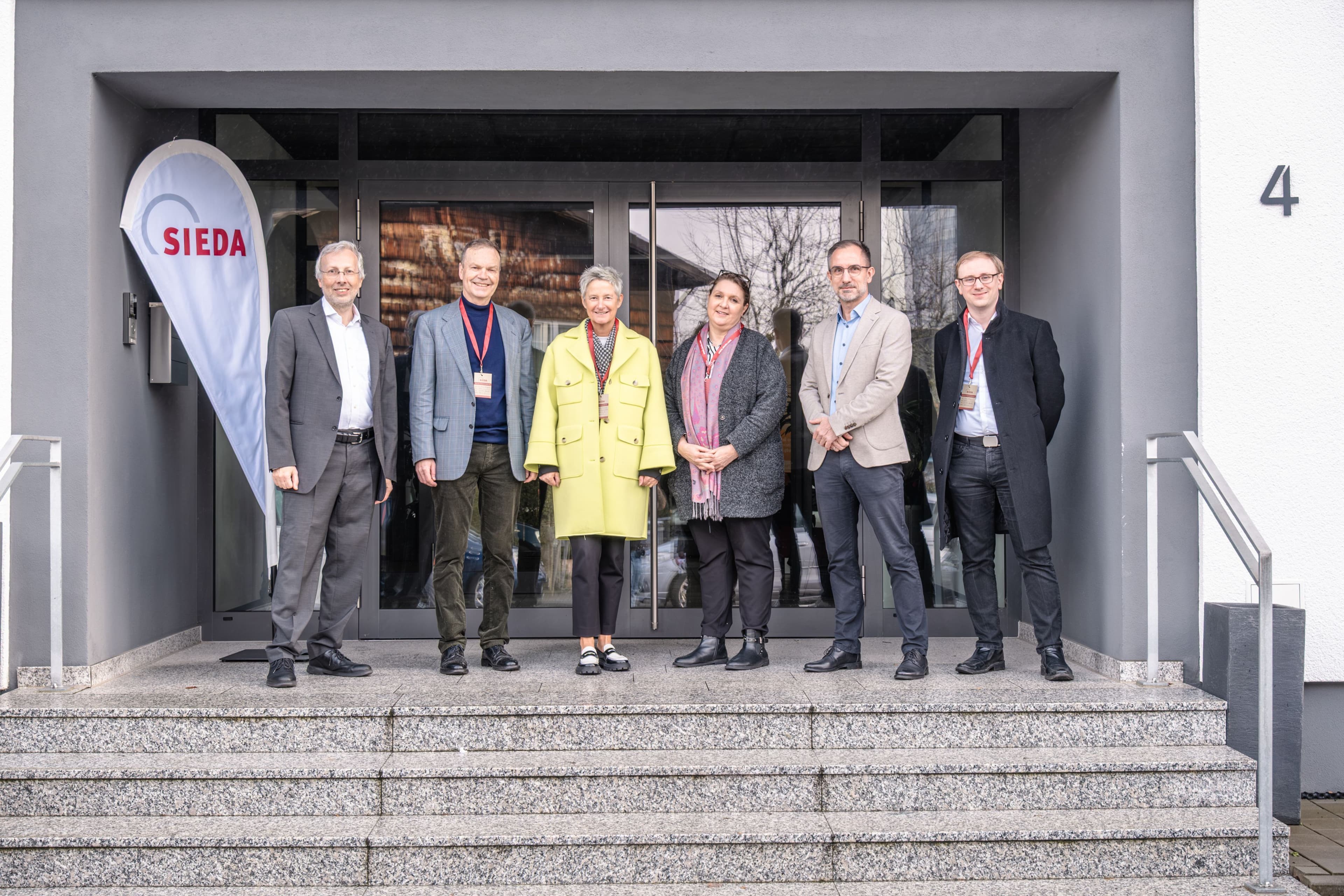 Oberbürgermeisterin Kimmel besucht Sieda; Geschäftsführer Tolzmann, Wilms und weitere Gäste begrüßen sie.