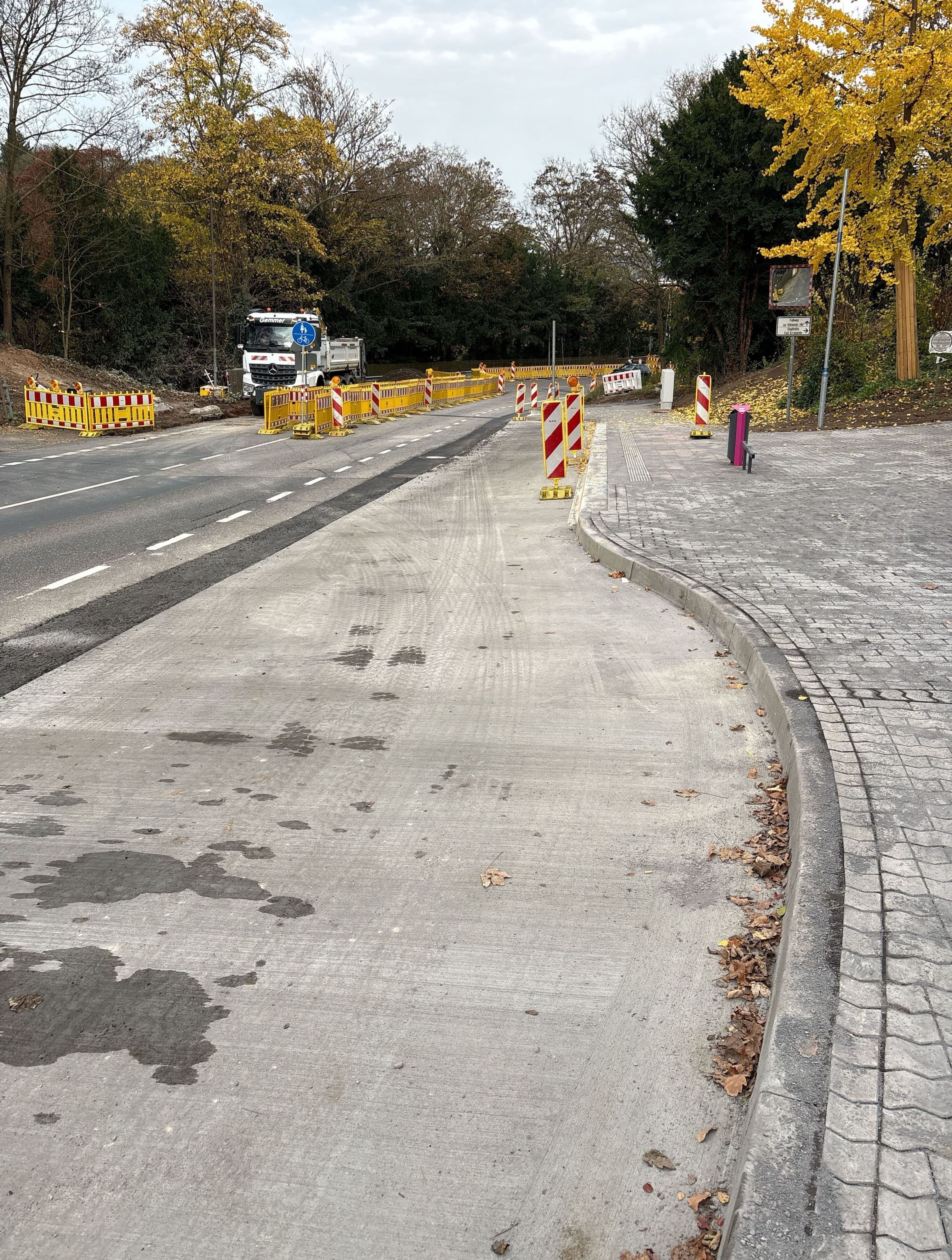 Die neu geschaffene Bushaltestelle an der Simmerner Straße ersetzt die alte Fußgängerbrücke.