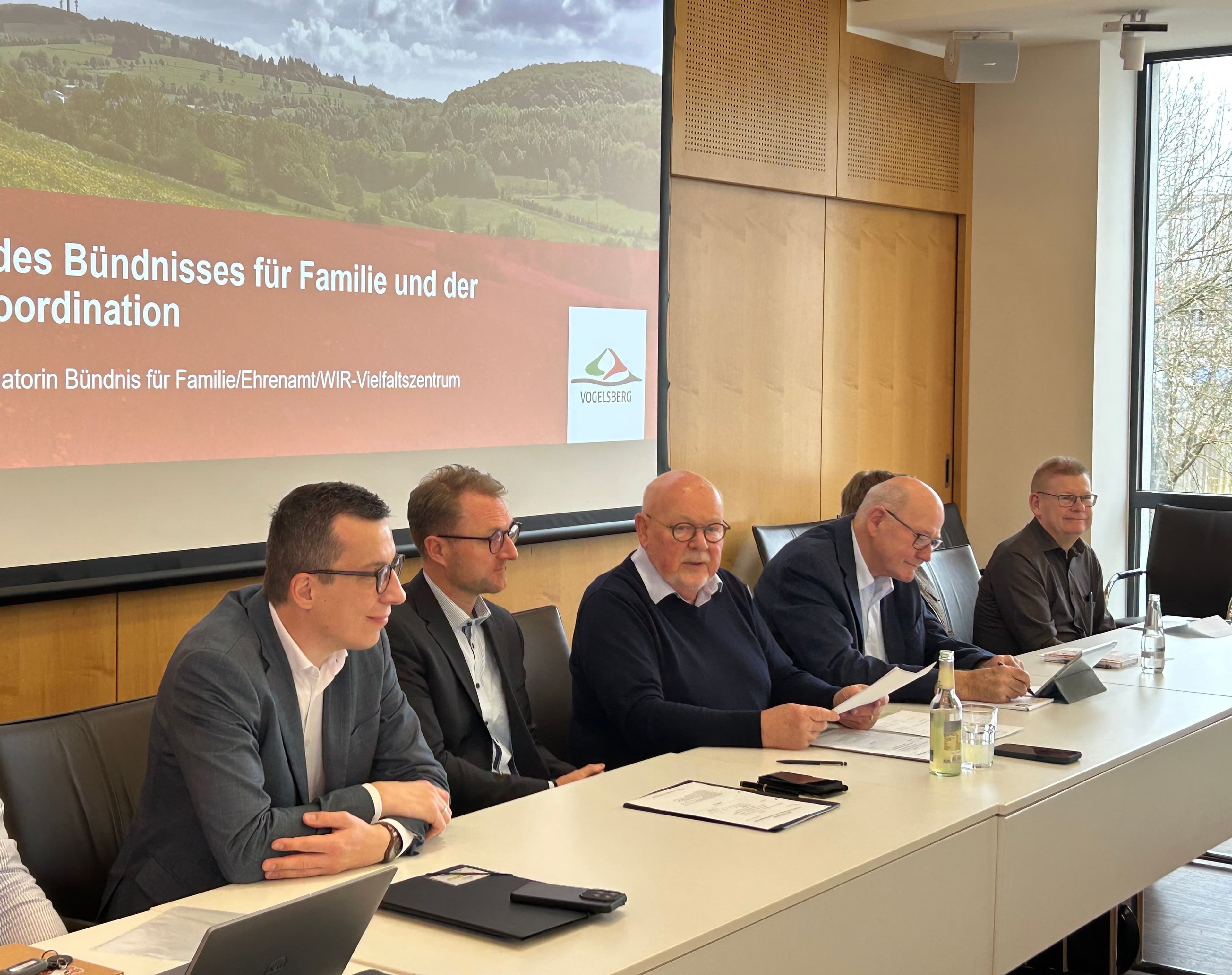 Landrat Jens Mischak und Patrick Krug sprechen im Seniorenbeirat über finanzielle Herausforderungen.