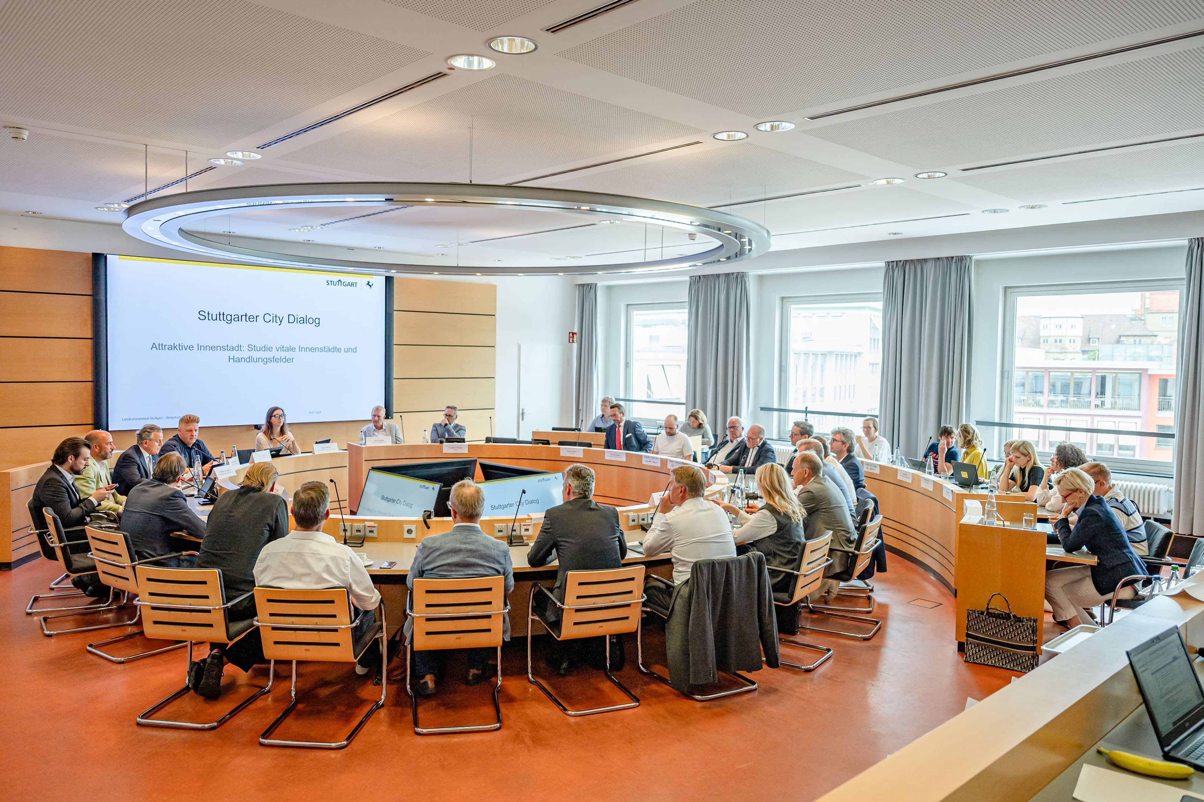Teilnehmerinnen und Teilnehmer des achten City-Dialogs im Stuttgarter Rathaus mit OB Dr. Frank Nopper.