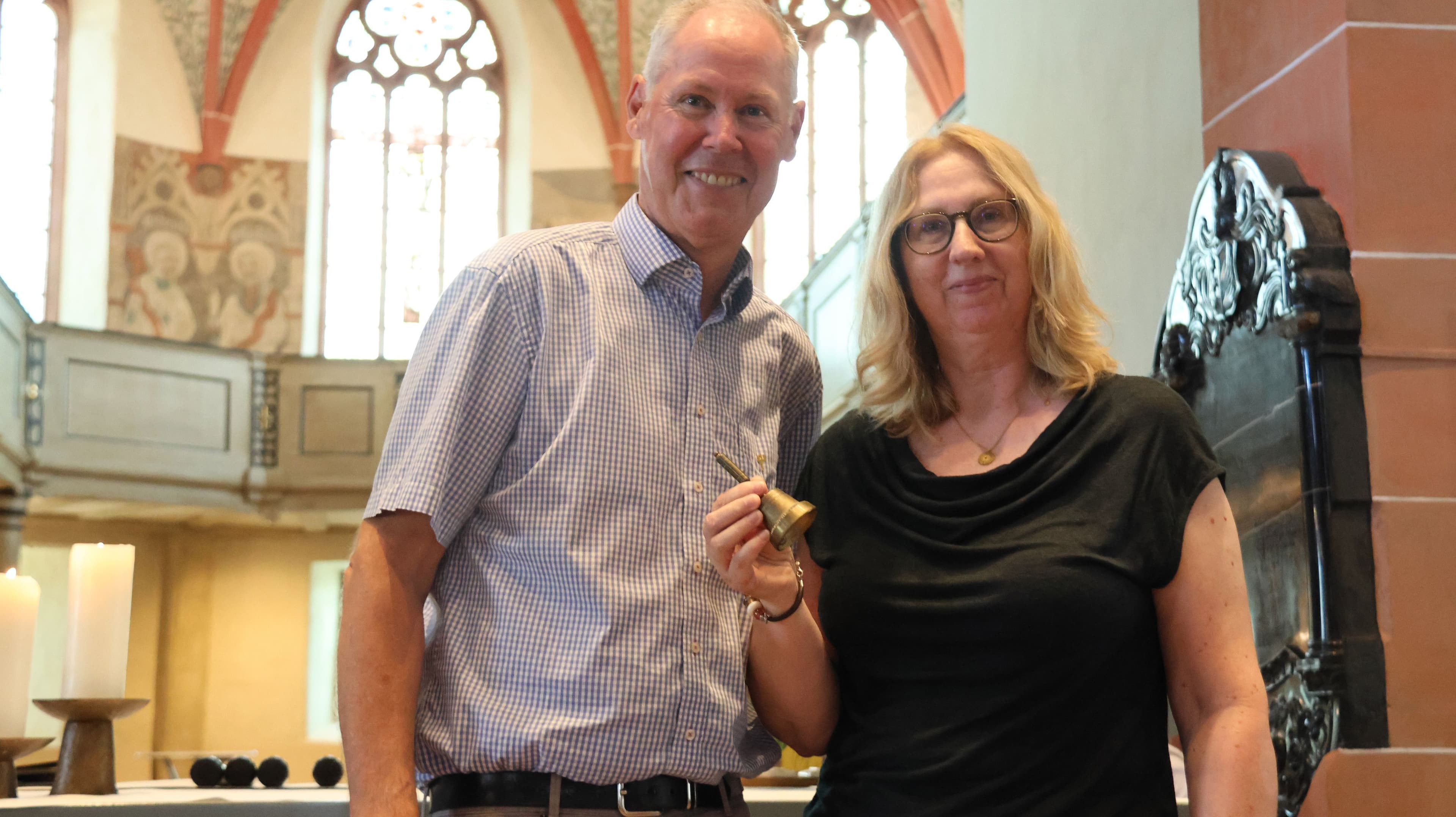 Karl Müßener dankt Sabine Gombert-Lang und überreicht ihr eine Sitzungsglocke bei seiner Verabschiedung.