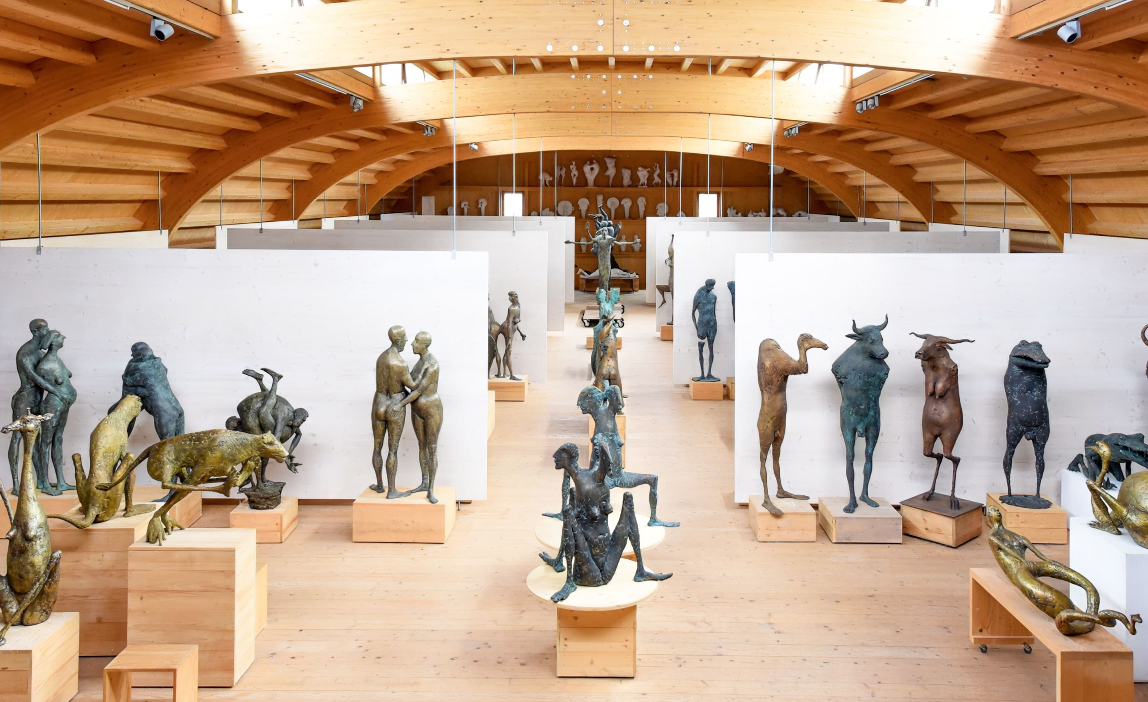 Die lichtdurchflutete Halle präsentiert Werke des Bildhauers Prof. Karl Ulrich auf 600 qm Ausstellungsfläche.