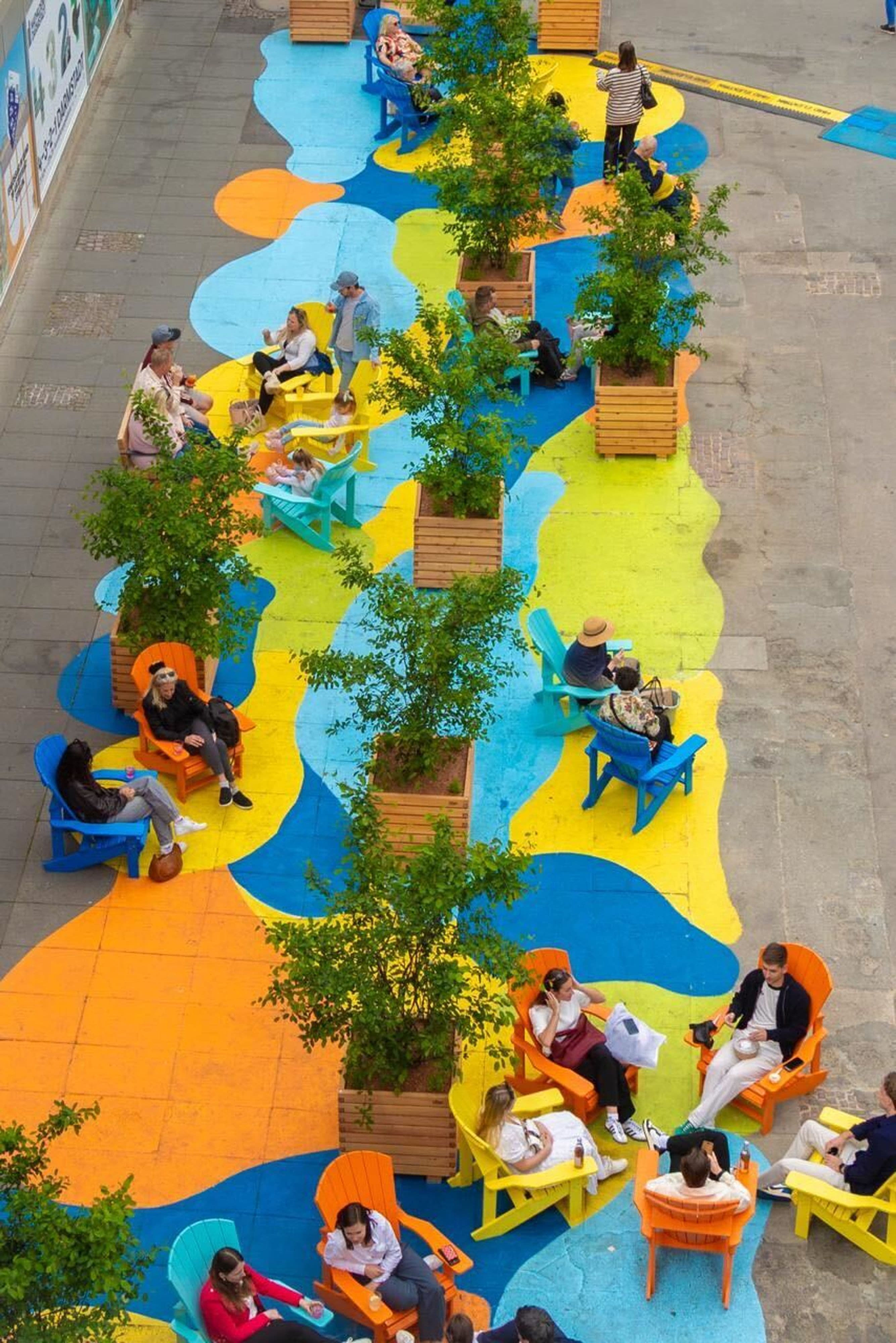 Pop-up Sommergarten mit bunten Sitzmöbeln auf dem Ernst-Ludwigs-Platz in Darmstadt.